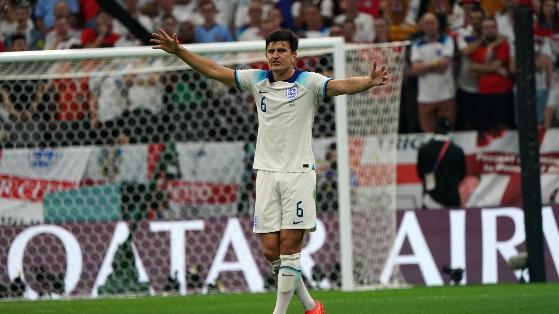 
                <strong>Abwehr</strong><br>
                Eine erstaunliche Metamorphose erlebt derzeit Englands Innenverteidiger Harry Maguire. Spielt er bei Manchester United bislang eine unterirdische Saison, ist er in Katar eindeutig der Chef in Englands Defensive. Vor allem in der Vorrunde überzeugte er. Im Achtelfinale zeigte er indes wieder ein paar Fehler. Doch das fiel nicht weiter ins Gewicht, weil gegen den Senegal seine Abwehrkollegen immer auf der Höhe waren und kein Gegentor zuließen.
              