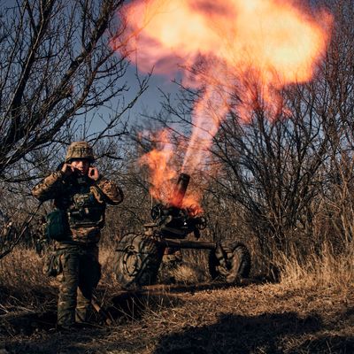 Ukrainische Soldaten feuern Zugmörser auf russische Stellungen.