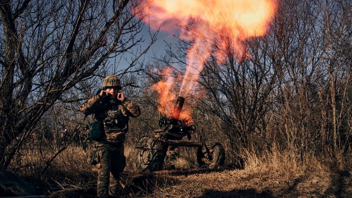 Ukrainische Soldaten feuern Zugmörser auf russische Stellungen.
