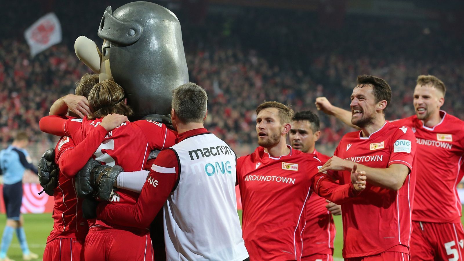 
                <strong>Gewinner: Union Berlin</strong><br>
                Mit Union Berlin spielt in der Saison 2019/20 ein neuer Klub erstmals in der Bundesliga mit. Die Köpenicker erwiesen sich bislang als sehr guter Aufsteiger mit enormer Heimstärke. An der "Alten Försterei" mussten sogar schon die Bundesliga-Topklubs Borussia Dortmund und Borussia Mönchengladbach Niederlagen hinnehmen. "Eisern Union" ist daher definitiv ein Gewinner im Jahr 2019 und zudem ein Gewinn für die Fußball-Bundesliga. 
              