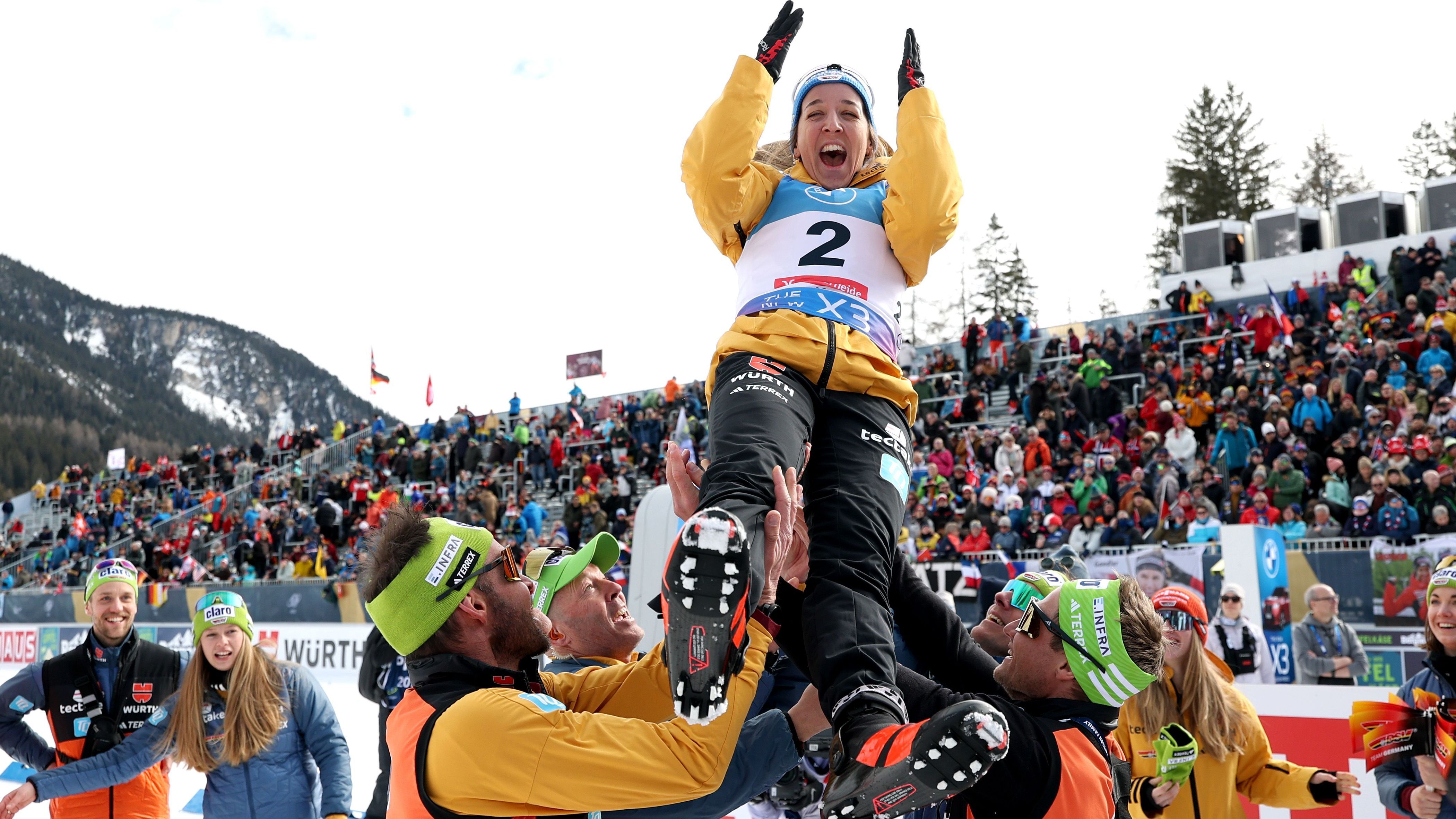 <strong>Nach WM-Titel: Franziska Preuß schneidet Coach die Haare</strong><br>Nach ihrer Galavorstellung, der WM-Goldmedaille in der Verfolgung, darf Biathletin Franziska Preuß Friseurin spielen. "Da wir schon Bronze im Mixed und Silber im Sprint hatten, habe ich gesagt, wenn jemand von uns Gold holt, kann er meine Haare schneiden", sagte Frauen-Trainer Sverre Olsbu Röiseland lachend: "Sie hat es getan - also sehen wir mal, wie ich danach aussehe."