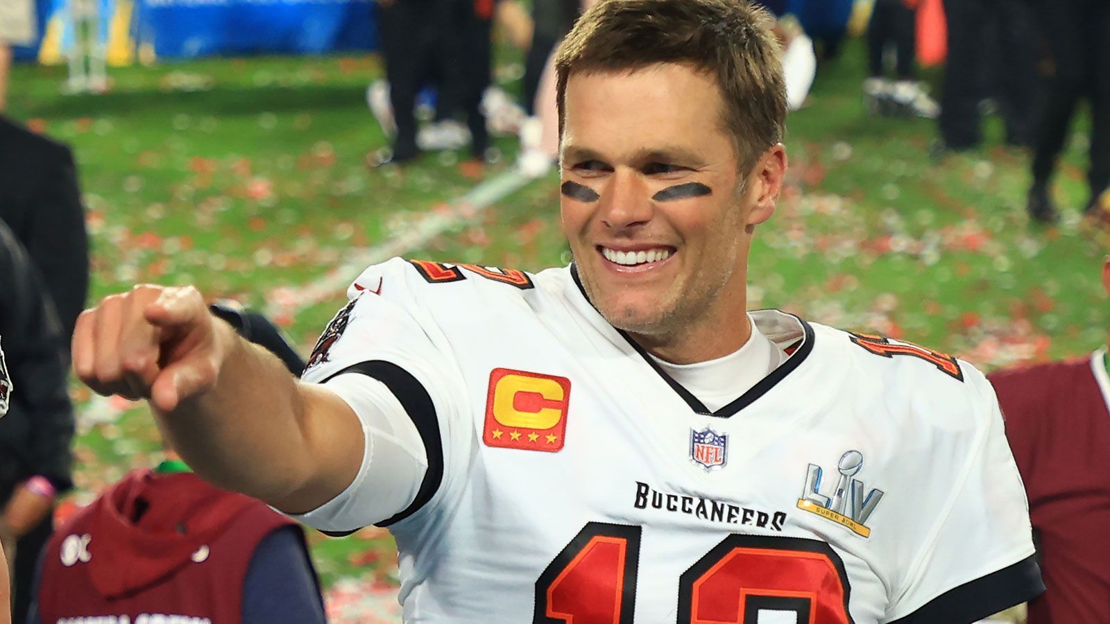 
                <strong>Tom Bradys Verlängerung bei den Buccaneers</strong><br>
                So besitzt Brady formal einen Fünfjahresvertrag, womit die Boni zu gleichen Teilen auf jede Saison angerechnet werden. Macht also acht Millionen US-Dollar pro Spielzeit. 2021 belastet der "GOAT" den Salary Cap so nur mit 9,025 Millionen US-Dollar - der Bonus-Anteil plus 1,025 Millionen US-Dollar Basisgehalt. Dabei kassiert er satte 26,075 Millionen US-Dollar. Nicht ganz so üppig fällt der monetäre Vorteil 2022 aus: Mit acht Millionen US-Dollar Bonus und den übrigen 8,925 Millionen US-Dollar Basisgehalt ergibt sich ein Cap Hit von 16,925 Millionen US-Dollar bei einem Verdienst von 23,925 Millionen US-Dollar. Danach zeigt sich aber die Kehrseite der Medaille, denn aufgrund der "Void Years" würde Brady den Salary Cap auch nach Vertragsende belasten. Und zwar mit 24 Millionen US-Dollar im Jahr 2023 nicht mal zu knapp. Es sei denn, der Vertrag würde noch einmal angepasst - wie wäre es denn mit nächstem Jahr? Dennoch lässt sich festhalten: Die "Bucs" verkaufen in gewisser Hinsicht ihre Zukunft für den schnellen Erfolg mit Brady.
              