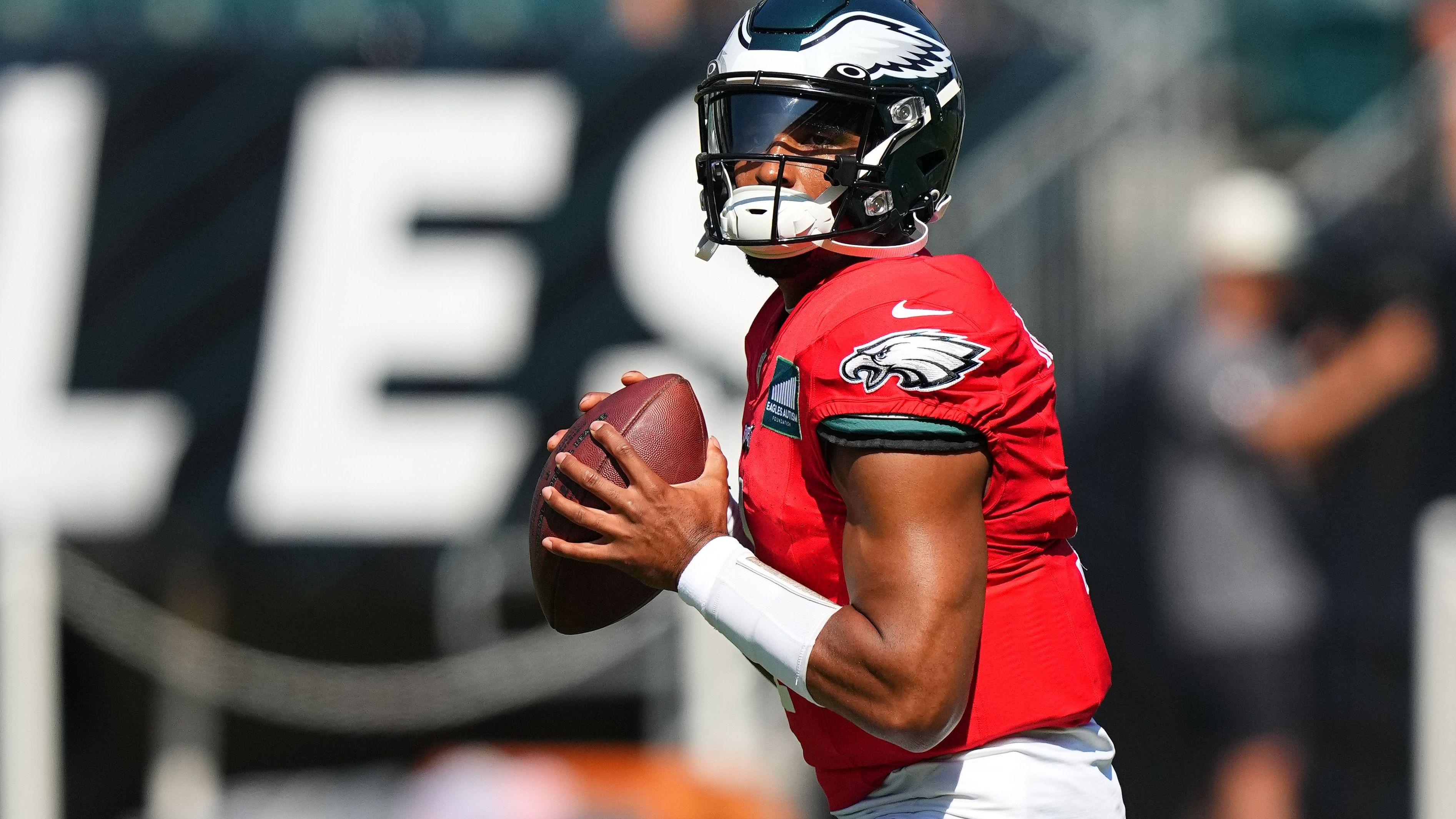 <strong>Jalen Hurts (Philadelphia Eagles)</strong><br>Ebenfalls ins vierte Jahr geht Jalen Hurts mit den Philadelphia Eagles. Der NFC-Champion der vergangenen Saison möchte den Triumph am besten noch einmal toppen in der kommenden Saison. Das Potential ist auf jeden Fall da.