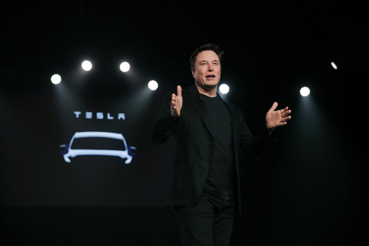 Im Jahr 2004 investierte Elon Musk in das Unternehmen Tesla, das Elektro-Fahrzeuge herstellt. Und schon bald den etablierten Autoherstellern zeigte, wie man solche Autos erfolgreich baut. 
