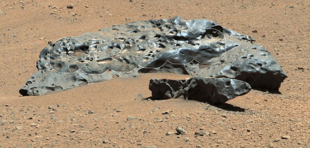 Was für die Erde gilt, funktioniert natürlich auch für die Wüsten auf dem Mars. 2014 fand der Marsrover Curiosity den zwei Meter großen Eisen-Meteoriten "Lebanon".