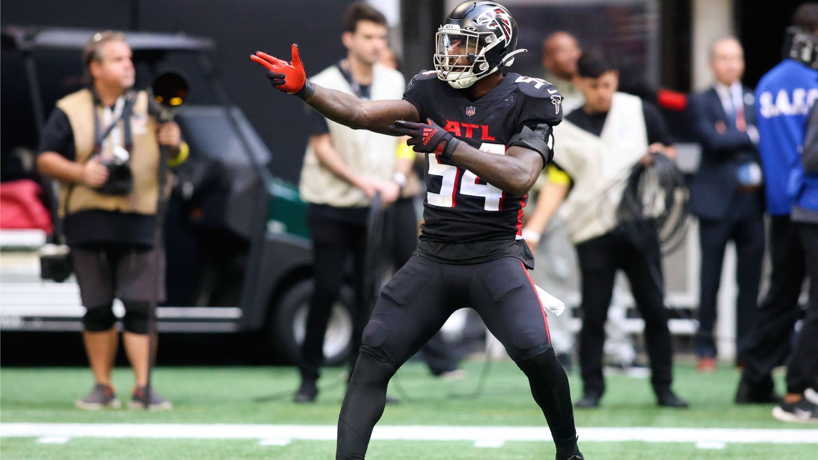 
                <strong>Rashaan Evans (Atlanta Falcons)</strong><br>
                Die Atlanta Falcons sind vor wenigen Jahren noch durch ihre unglaublich löchrige Defense ligaweit berüchtigt geworden. Mittlerweile haben sich die Falcons auf der defensiven Seite des Balles rehabilitiert und gefangen. Nicht nur dank Pass Rusher Grady Jarrett und Cornerback A.J. Terrell, sondern auch dank des Verbindungsstücks, Rashaan Evans. Evans kam vor der Saison von den Tennessee Titans und ist nicht weniger als eine Tackling-Maschine. Klar, wenn der Linebacker viele Tackles machen muss, dann bricht der Running Back meistens zu oft durch. Dennoch, wenn bei den Falcons ein Play gemacht werden muss, dann ist meistens Evans zur Stelle. Das zeigt sich auch im Vergleich mit Star-Linebacker Bobby Wagner. 
              