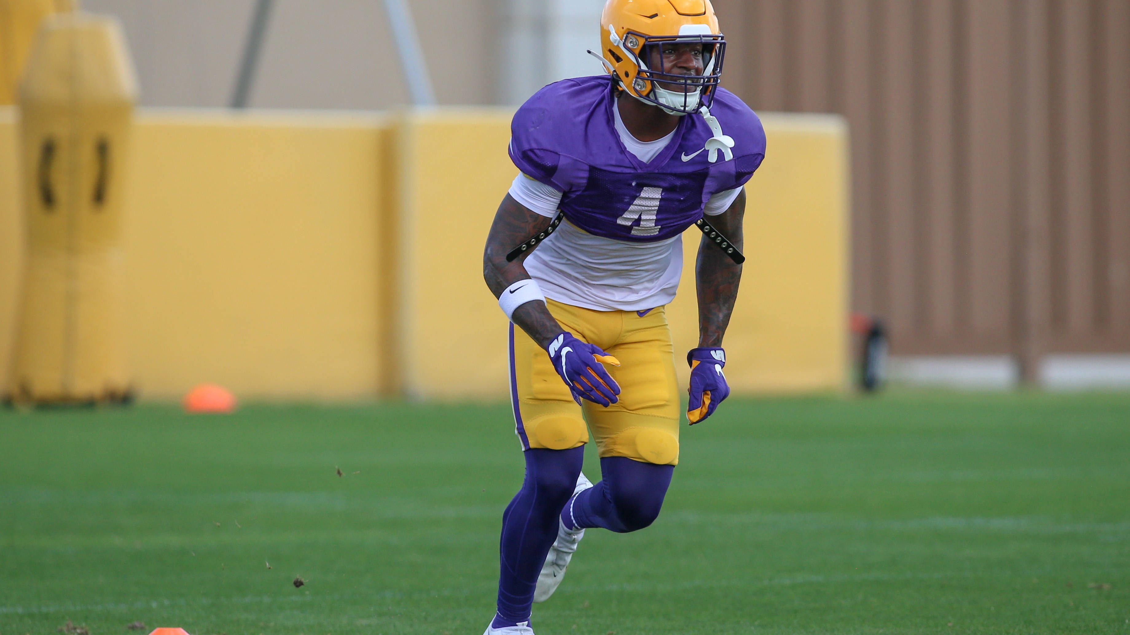 <strong>4. Harold Perkins (LB, LSU)</strong>&nbsp; &nbsp; &nbsp; &nbsp; &nbsp; &nbsp; &nbsp; &nbsp; &nbsp; &nbsp; &nbsp; &nbsp; &nbsp; &nbsp; &nbsp; &nbsp; &nbsp; &nbsp; &nbsp; &nbsp; &nbsp; &nbsp; &nbsp; &nbsp; &nbsp; &nbsp; &nbsp; &nbsp; &nbsp; &nbsp; &nbsp; &nbsp; &nbsp; &nbsp; &nbsp; &nbsp; &nbsp; &nbsp; &nbsp; &nbsp; &nbsp; &nbsp; &nbsp; &nbsp; &nbsp; &nbsp; Obwohl der junge Linebacker gerade erst in sein Sophomore-Jahr startet, gehört er schon Top-Defense Spielern im College. Die NFL Teams werden die Saison von Perkins genaustens beobachten. Mit LSU möchte Perkins nach schwachen zwei Jahren, endlich wieder angreifen.