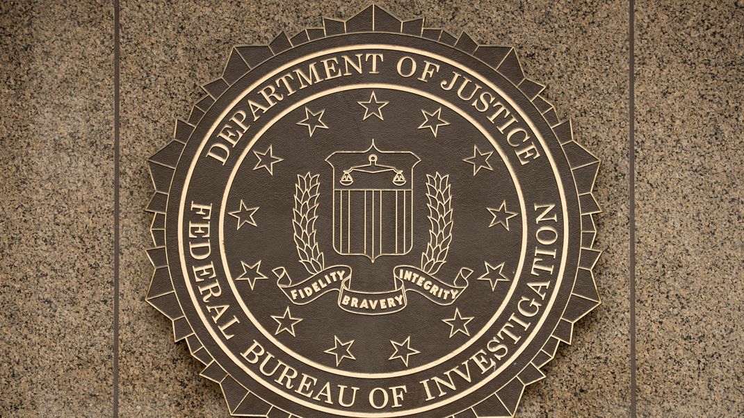 Im Einsatz für das Recht: Das FBI ist Teil des Justizministeriums. Deshalb findet das Departement of Justice ebenso Platz im Logo wie die Waage der Gerechtigkeit.&nbsp;