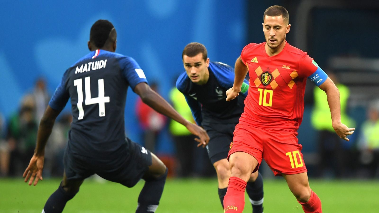 
                <strong>Eden Hazard</strong><br>
                Lässt bereits in der 6. Minute drei Franzosen stehen und vergibt zehn Minuten später freistehend die erste Großchance. Sein Schuss in Halbzeit eins landet nur nicht im Tor, weil Varane diesen im letzten Moment über das Tor lenkt. Taucht im zweiten Durchgang leider fast komplett ab und bringt sich so um eine bessere Bewertung. ran-Note: 3
              