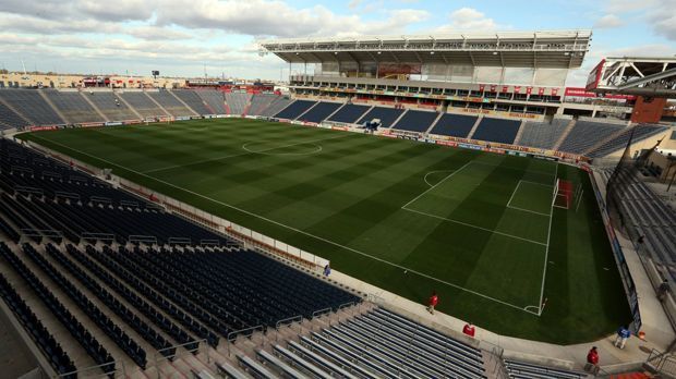 
                <strong>Das Stadion</strong><br>
                Chicago Fire trägt die Heimspiele im 2006 eröffneten und für 100 Millionen Dollar erbauten Toyota Park in Bridgeview, rund 18 km südwestlich von Downtown Chicago, aus. 20.000 Fans finden dort Platz, der Zuschauerschnitt lag 2016 bei 15.602.
              