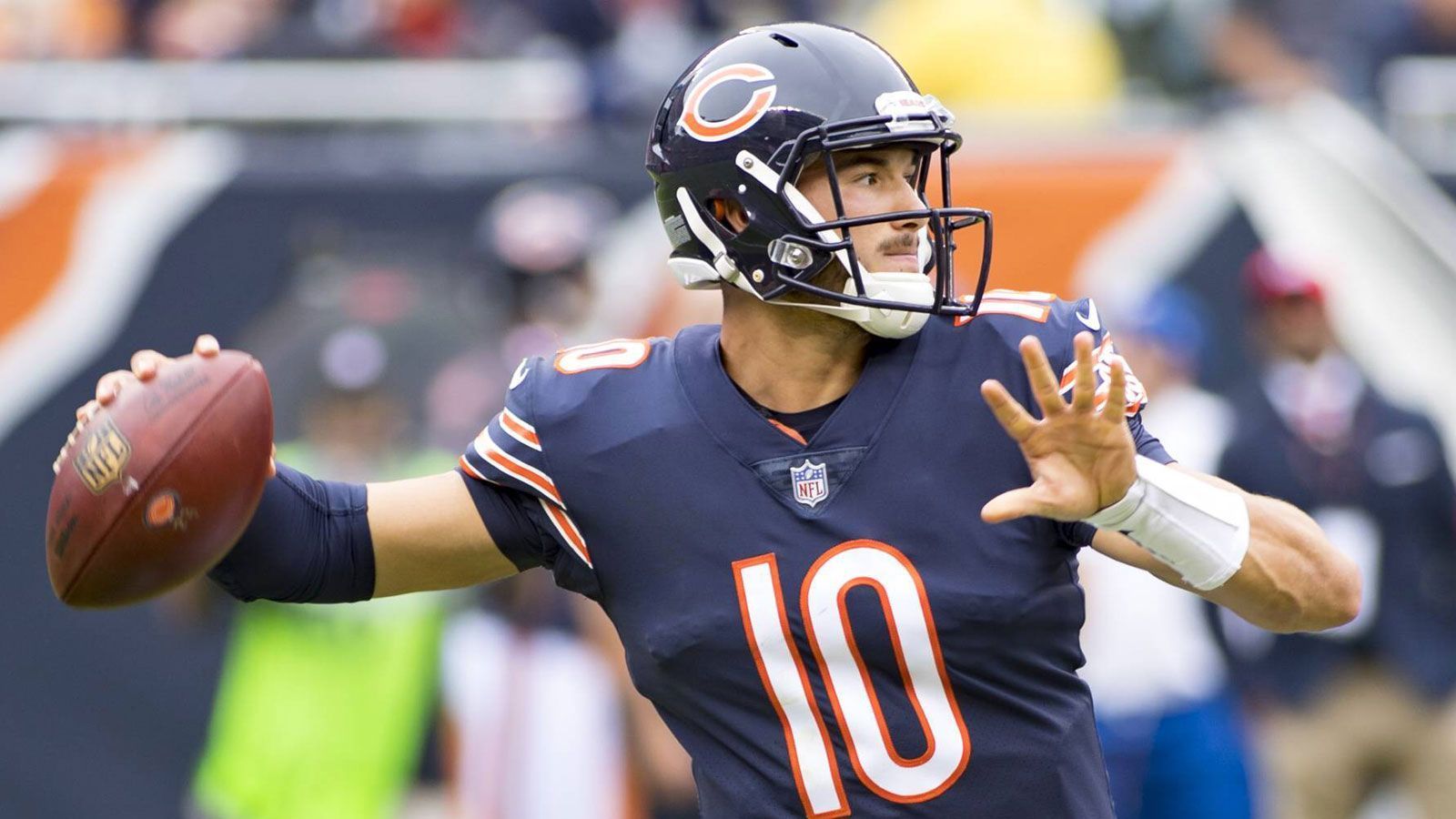 
                <strong>Gewinner: Chicago Bears und Mitch Trubisky</strong><br>
                Bislang dominiert in Chicago vor allem die Defense, natürlich auch dank der Verpflichtung von Khalil Mack. Doch jetzt geht es auch in der Offense: Sechs (!) Touchdown-Pässe warf Quarterback Mitch Trubisky gegen gegen die Buccaneers, fünf davon in der ersten Halbzeit. Die Bears gehen nicht nur mit einer 3-1-Bilanz in ihre spielfreie Woche, sondern auch mit der Hoffnung, dass die Offense dauerhaft ähnlich dynamisch sein kann wie die Defense.
              