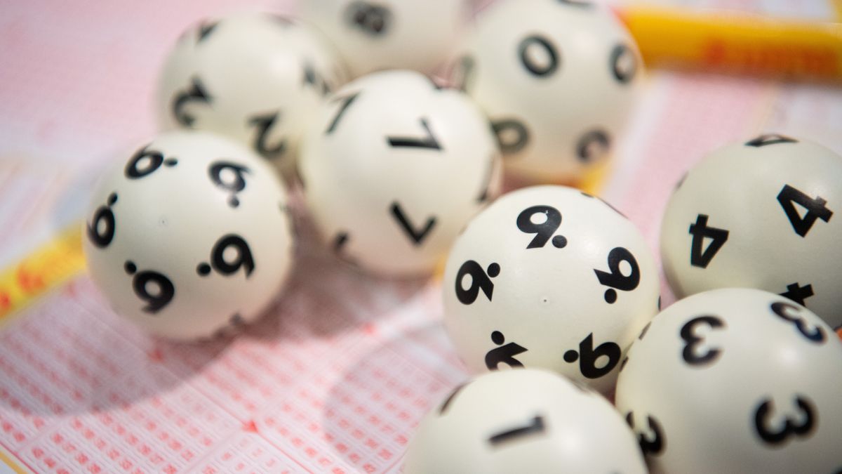 Lotto-Kugeln liegen auf einem Lottoschein.