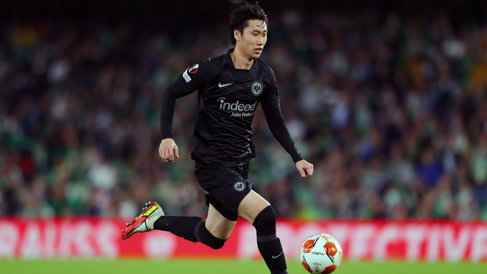 
                <strong>Daichi Kamada (Eintracht Frankfurt)</strong><br>
                Auch der Japaner Daichi Kamada darf sich von Krösches klarer Aussage im Bezug auf das Motto "verlängern oder verkaufen" angesprochen fühlen, denn auch sein Kontrakt endet 2023. "Wir werden nichts aus Prinzip verhindern, denn es gehört zu unserer Philosophie, dass wir Spieler abgeben, wenn die finanziellen Rahmenbedingungen passen - auch wenn es wehtut, wichtige Spieler und auch Menschen zu verlieren", sagte Krösche der "Sport Bild" im Bezug auf Kamada. Bereits in der Vergangenheit soll dessen Berater immer wieder versucht haben, seinen Klienten bei anderen Klubs anzubieten, ein lukratives Angebot soll es dabei aber nie gegeben haben.
              