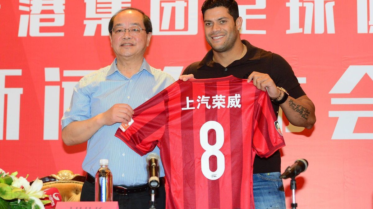 Themen der Woche - SPORT Bilder des Tages - SPORT Brazilian football star Givanildo Vieira de Sousa, right, better known as Hulk, shows his jersey at a press conference PK Pressekonferenz for joini...