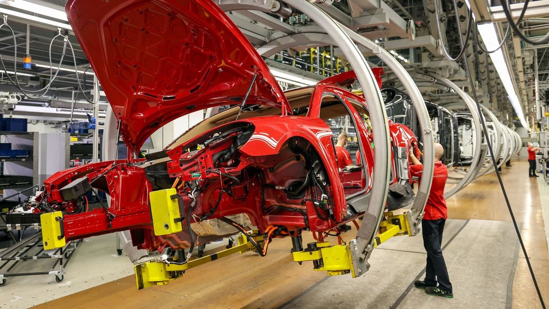 Die ehemals sicheren Jobs in der Autoindustrie stehen nun reihenweise auf der Kippe.