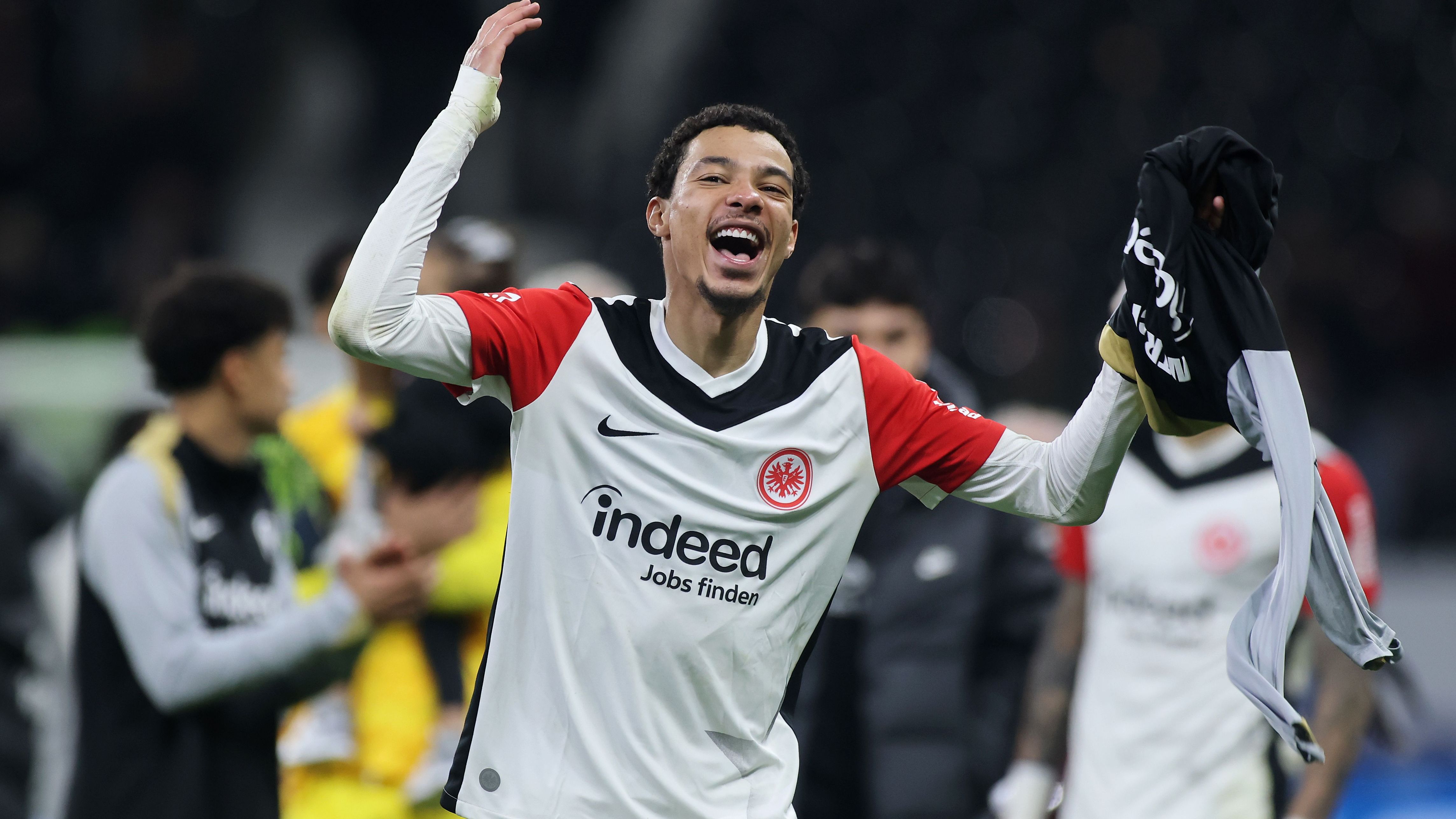 <em><strong>Hugo Ekitike (Eintracht Frankfurt)</strong><br>Ein neuer Big Player im Werben um Frankfurts Hugo Ekitike. Wie "Sky" berichtet, soll nun auch Manchester United Interesse an dem Stürmer haben. Die Red Devils machen damit Liverpool und Chelsea Konkurrenz, die ebenfalls um den 22-Jährigen buhlen. Für den Franzosen, der in der vergangenen Saison in der Liga mit 15 Treffern und acht Vorlagen herausstach,&nbsp; fordert die Eintracht allerdings knapp 100 Millionen Euro an Ablöse. Sein Vertrag bei den Adlern ist noch vier Jahre lang gültig.</em>