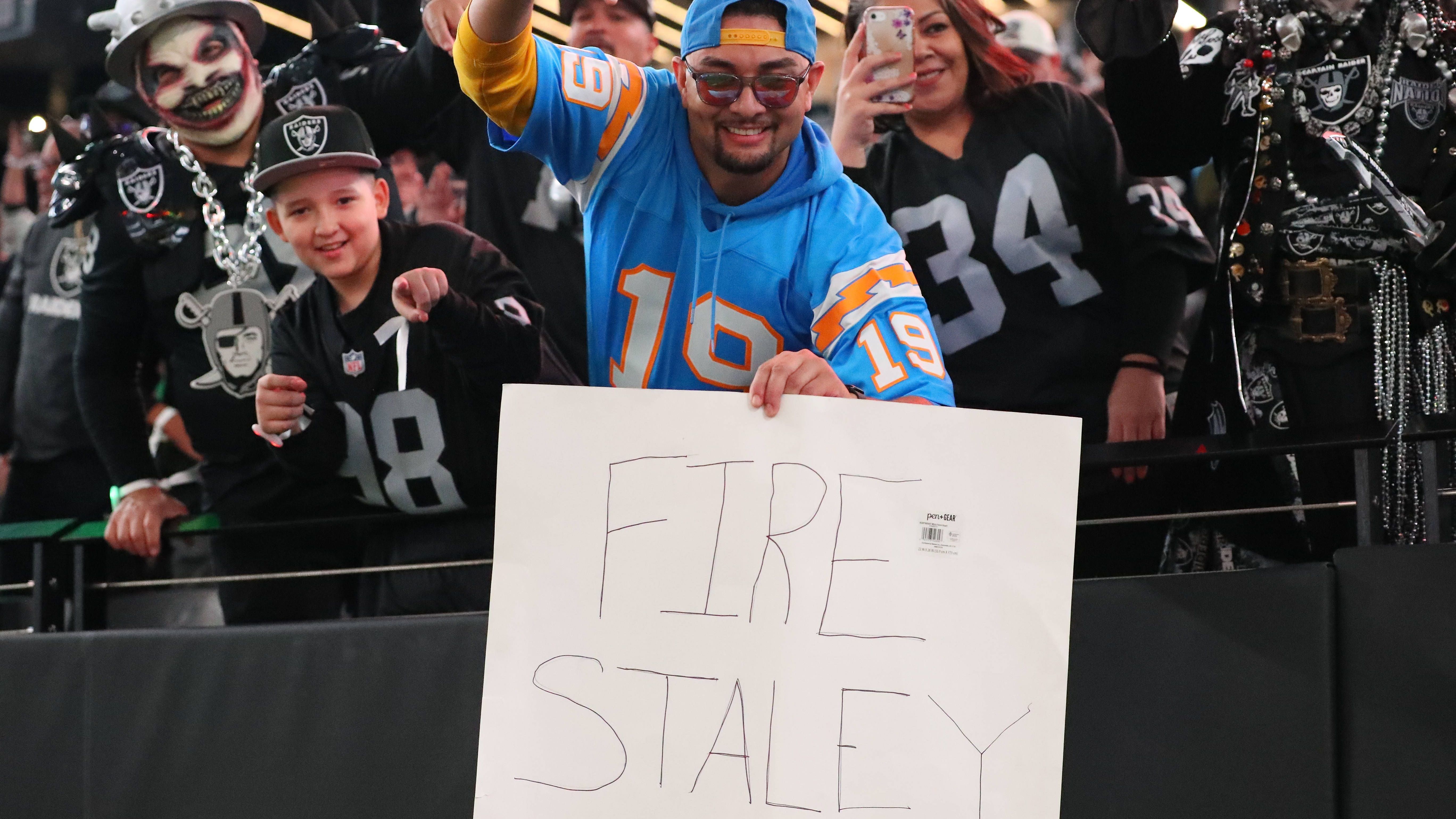 <strong>Gewinner: Alle Chargers-Fans der Welt</strong><br>Seit Monaten eigentlich schon wollen die verbliebenen Fans der Los Angeles Chargers bereits Brandon Staley loswerden - und das ist bemerkenswert, da Staley erst 2021 übernahm. Er glänzte jedoch nur mit schlechter Defense, und das als ehemaliger Defensive Coordinator, und fragwürdigen Entscheidungen bei 4th Down. Chargers-Fans, ihr seid frei!