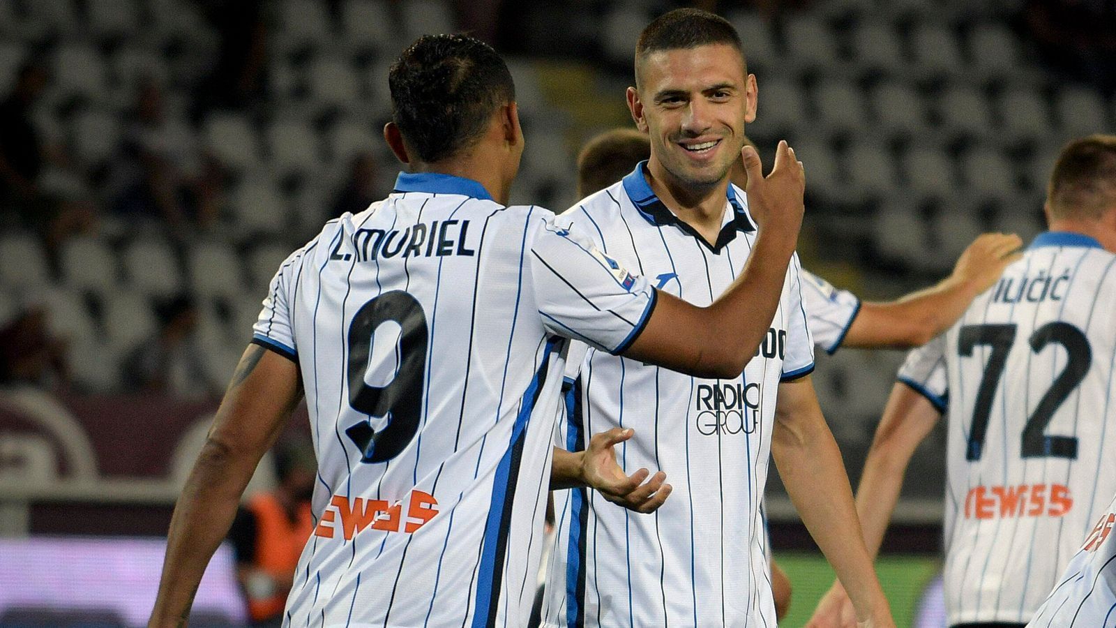 
                <strong>Atalanta Bergamo (Italien)</strong><br>
                Immer mehr zu einer großen Nummer im italienischen und internationalen Fußball entwickelt sich Atalanta Bergamo. Die Mannschaft von Trainer Gian Piero Gasperini konnte sich zuletzt durch Platz 3 in der Serie A zum dritten Mal in Folge für die Champions League qualifizieren und schaffte bereits bei den beiden ersten Anläufen jeweils den Sprung über die Gruppenphase hinaus. Zuletzt konnte Atalanta auch noch mal die Abwehr prominent verstärken, holte den Türken Merih Demiral (re.) von Juventus Turin.
              