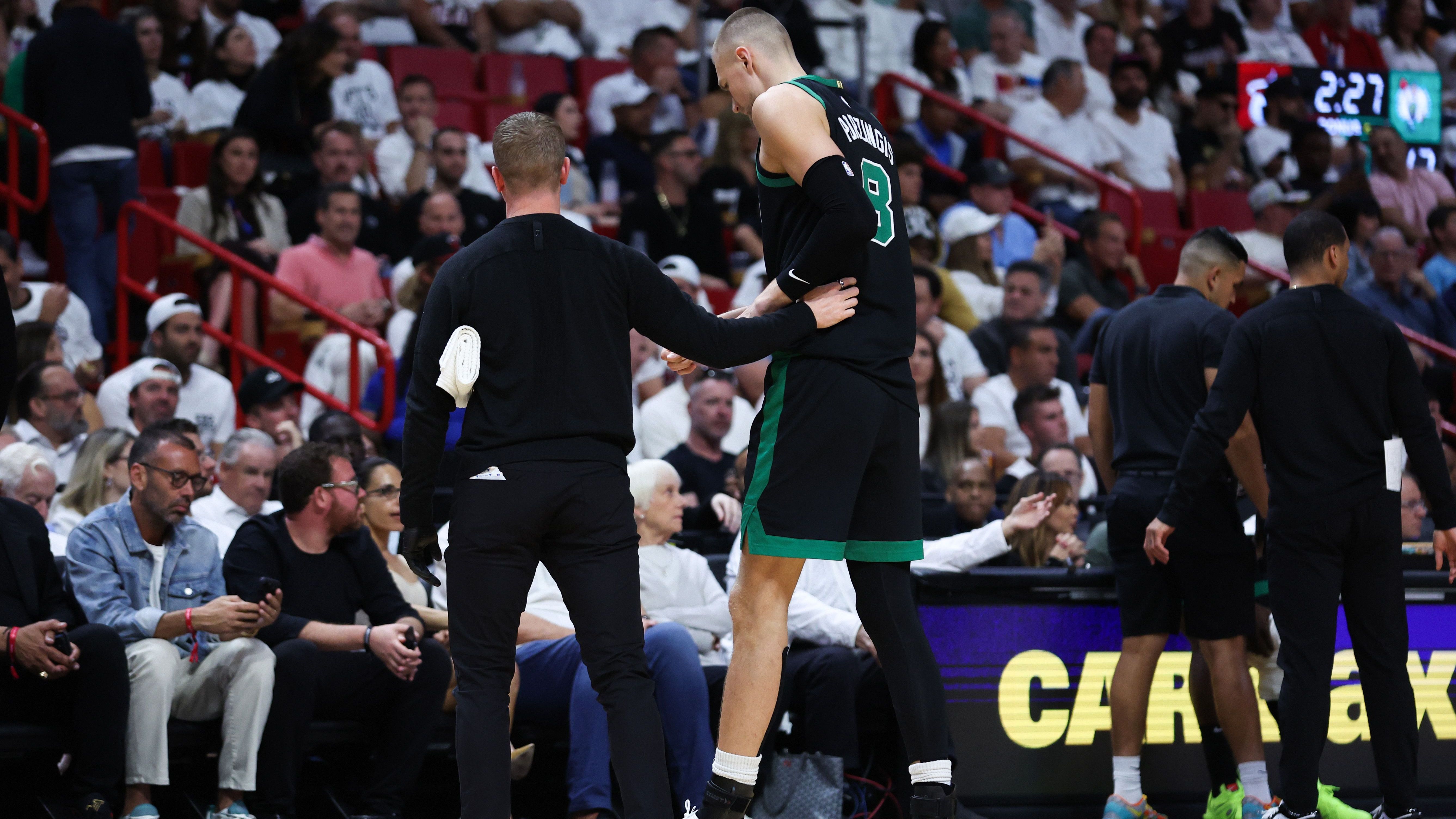 <strong>Kristaps Porzingis (Boston Celtics)</strong><br>Der Leistungsträger der Boston Celtics fehlt seinem Team seit Spiel 4 in der ersten Playoff-Runde gegen die Miami Heat: Kristaps Porzingis musste kurz vor der Halbzeit humpelnd das Feld verlassen. Der Center war ohne Gegnereinwirkung umgeknickt und konnte wegen der Wadenverletzung seitdem nicht mehr spielen. Noch ist eine Rückkehr in den Playoffs aber nicht ausgeschlossen.