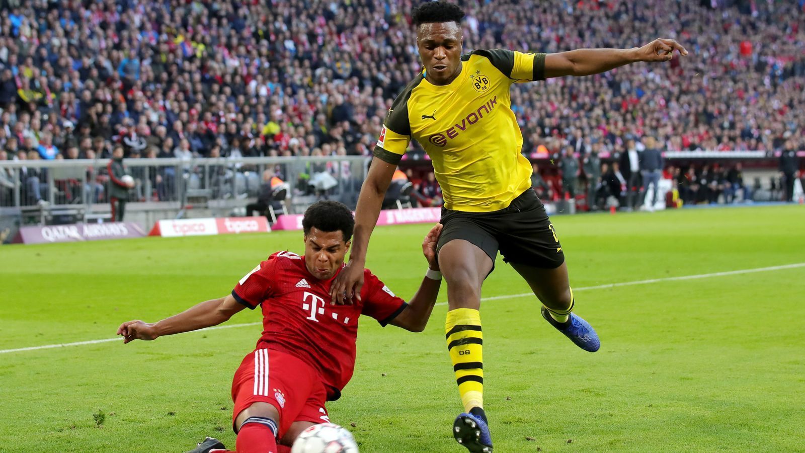 
                <strong>Dan-Axel Zagadou (BVB)</strong><br>
                Kapitaler Aussetzer vor dem 0:2 durch Lewandowski (17.), als er den Ball ohne Druck in die Beine des Polen spielt. Verliert Lewandowski kurz darauf erneut aus den Augen (19.), als Bürki den BVB vor dem frühen K.O. bewahrt. Unerklärliche Lücken bei der Zuteilung nach Ecken. Lässt Hummels fast zu seinem zweiten Kopfballtor einnicken (31.). Mit dem hohen Pressing und schnellen Umschaltspiel der Münchner merklich überfordert. Sieht nach taktischem Foul gegen Lewandowski in der 40. Minute die gelbe Karte und bleibt in der Halbzeit für Julian Weigl in der Kabine. ran-Note: 6
              