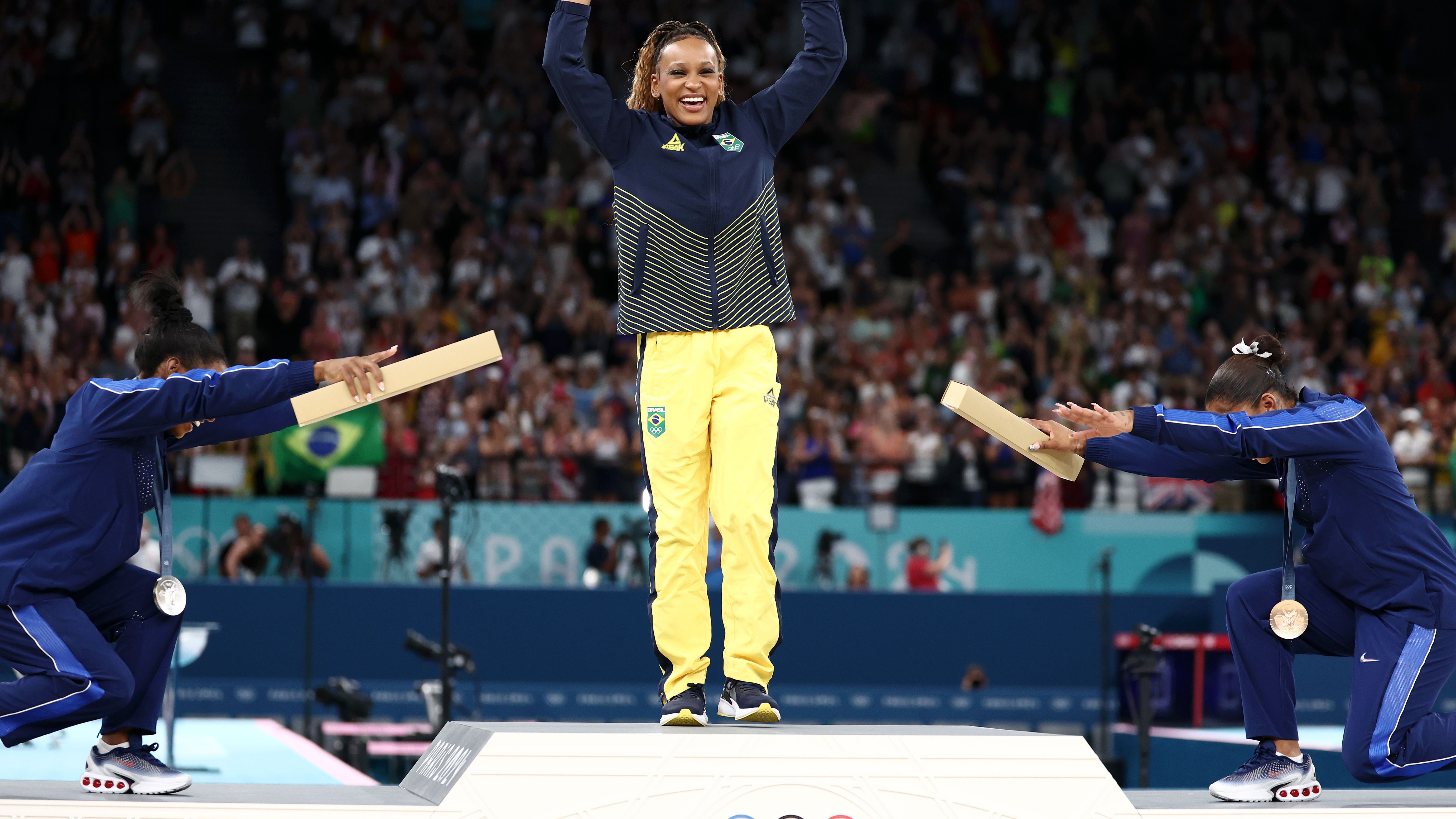 <strong>Olympia: Die besten Bilder des zehnten Tages</strong><br>Gold-Siegerin Rebeca Andrade (Brasilien) erhält von den knienden Simone Biles (L) und Jordan Chiles (beide USA) die Ehre.