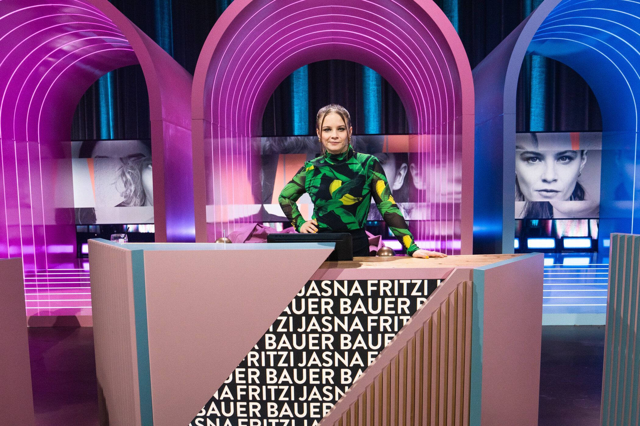 Jasna Fritzi Bauer sitzt an einem Ratepult im "Wer stiehlt mir die Show?"-Studio