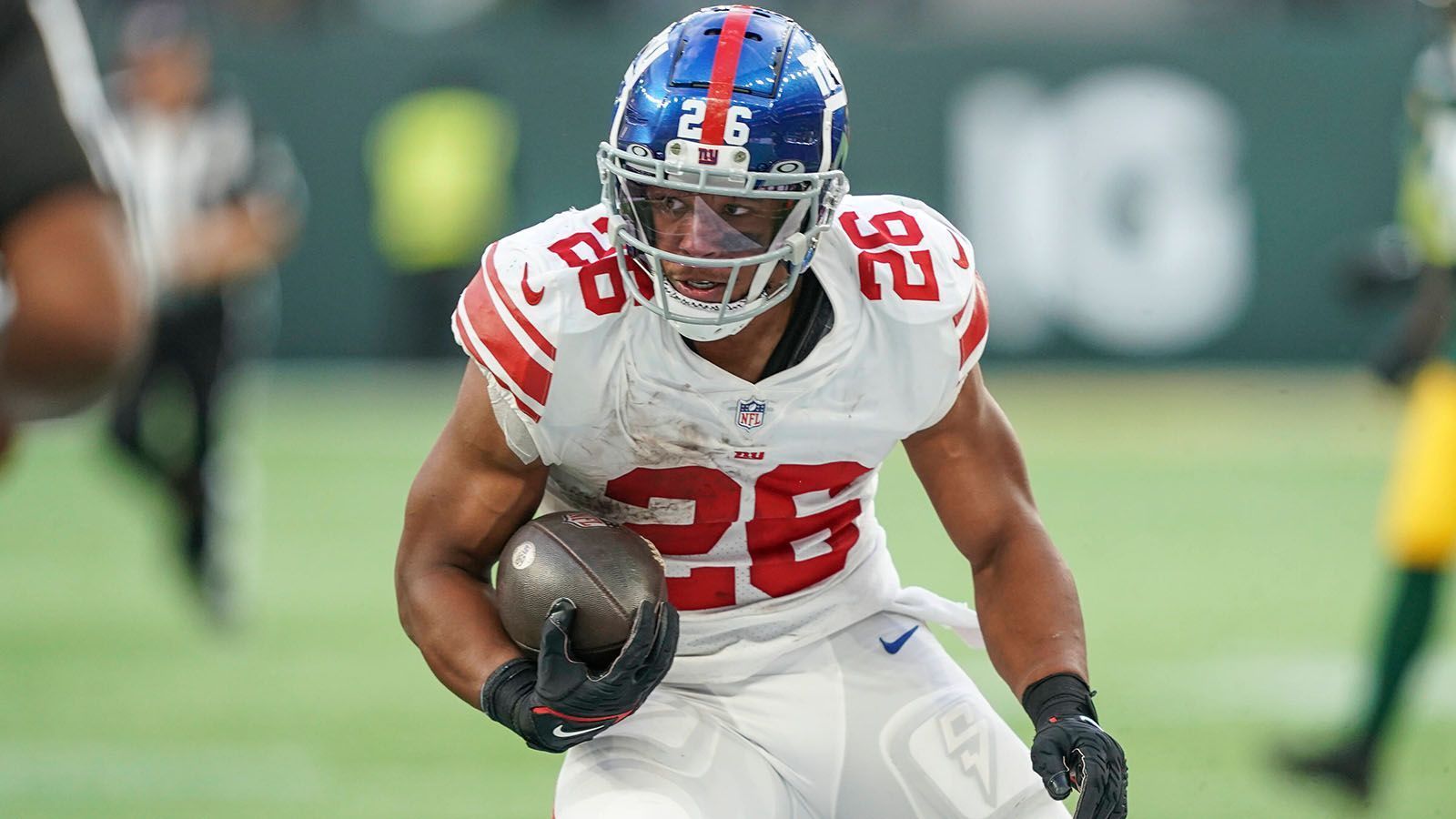 
                <strong>Comeback Player of the Year: Saquon Barkley</strong><br>
                Es hätten wohl wenige nur NFL-Beobachter damit gerechnet, dass Saquon Barkley noch einmal zurückkommt. Nach einem Kreuzbandriss in Woche 2 2020 sah der 25-Jährige nur selten aus wie der Star, der in seinen ersten beiden NFL-Jahren insgesamt 23 Touchdowns erzielte. Nach sechs Spielen 2022 scheint Barkley aber endgültig zurück zu sein. Seine 771 Scrimmage Yards (616 Rushing und 155 Receiving) sind Bestwert in der Liga. Hält er seinen bisherigen Schnitt, würde der ehemalige Erstrundenpick einen neue Karrierebestleistung von 1.812 Yards aufstellen. Barkley ist einer der Gründe dafür, dass die New York Giants zum ersten Mal seit Jahren ein ernstzunehmender Playoff-Kandidat sind.
              