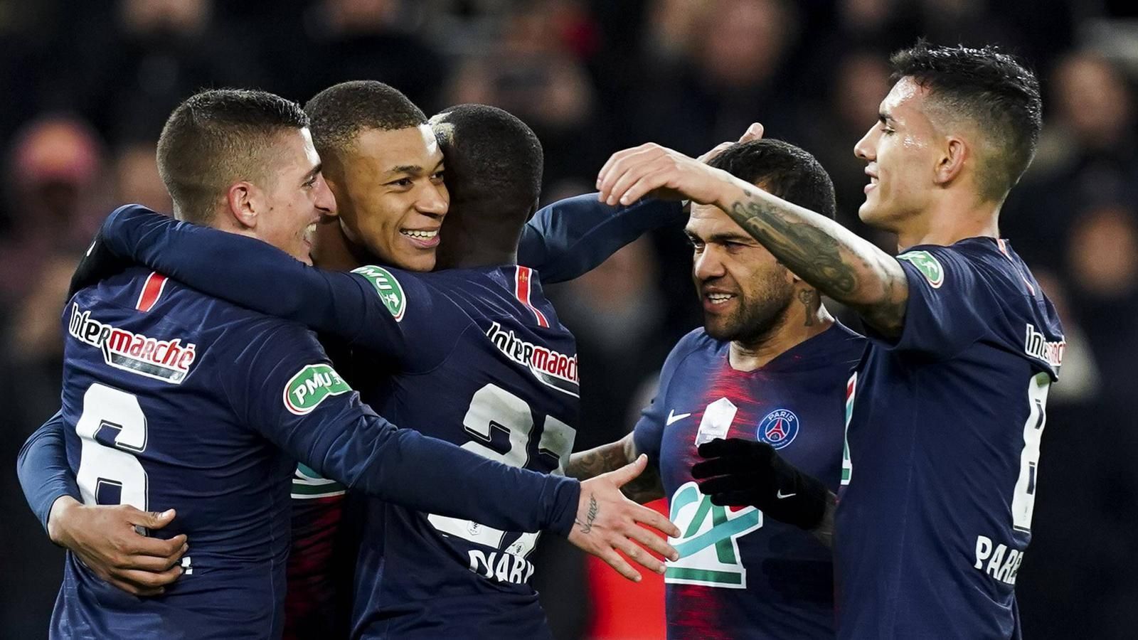 
                <strong>Ligue 1: Paris St. Germain</strong><br>
                Thomas Tuchel kann seine erste Meisterschaft als Trainer feiern. Man möchte fast sagen: Endlich! Mit Paris Saint Germain holt der deutsche Coach den Titel. Die Millionentruppe aus der französischen Hauptstadt muss mehrere Anläufe starten, um den Titel in der französischen Ligue 1 letztendlich zu sichern. Nach drei vergebenen Matchbällen kommt diesmal Hilfe von Toulouse. Denn Kylian Mbappe, Gianluigi Buffon und Co. profitieren vom Punktverlust des OSC Lille in Frankreichs Süden, um die achte Meisterschaft der Vereinsgeschichte einzufahren. Es ist der fünfte Titelgewinn in den vergangenen sechs Jahren.
              