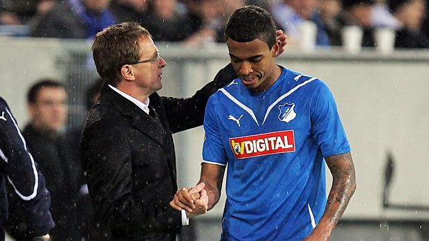 
                <strong>Ralf Rangnick, 1899 Hoffenheim</strong><br>
                Ralf Rangnick (1899 Hoffenheim): Der "Professor" (li.) führt die Kraichgauer aus der Regionalliga in die Bundesliga. Doch es kommt zum großen Krach mit Mäzen Dietmar Hopp, weil dieser im Alleingang Rangnick-Liebling Luiz Gustavo (re.) an den FC Bayern verkauft. Spektakulär: Rangnick schmeißt aus Protest in der Neujahrsnacht 2011 hin.
              