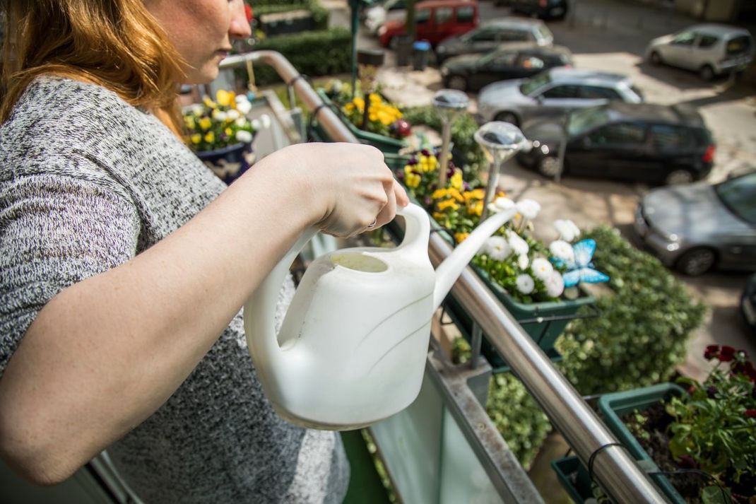 Solange deine Blumenkästen und Gartenmöbel sicher sind und das Haus heil lassen, hast du beim Gestalten deines Balkons viele Freiheiten.