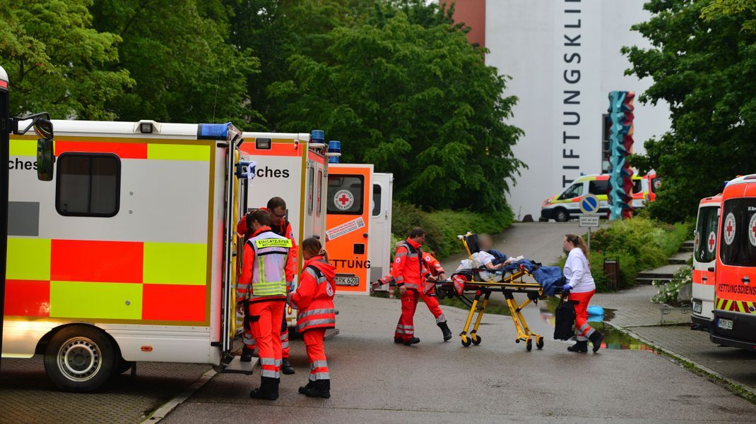 Rettungskräfte evakuieren Patienten aus der Stiftungsklinik in Weißenhorn. Die Klinik wurde aufgrund der Hochwassergefahr von dem sich in der Nähe befindenden Fluss Roth vorsorglich evakuiert.