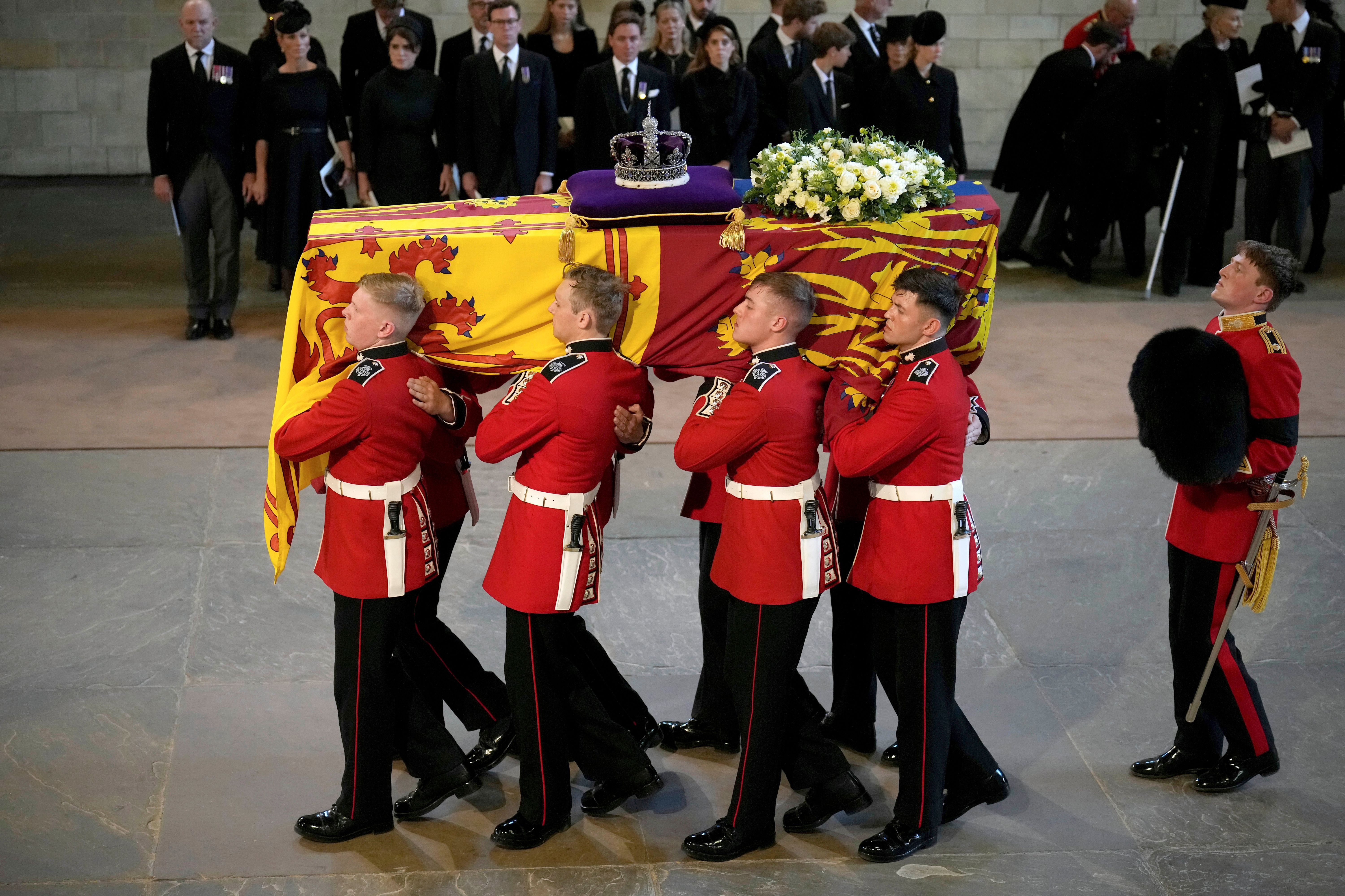 Viele fragen sich: Liegt der Leichnam der Queen tatsächlich während der Beerdigung im Sarg? Die Antwort: Ja.
