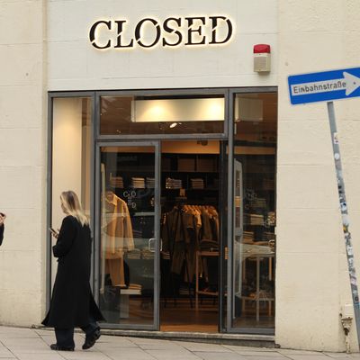 Die Hamburger Modekette Closed muss Insolvenz anmelden, der Betrieb geht aber weiter.