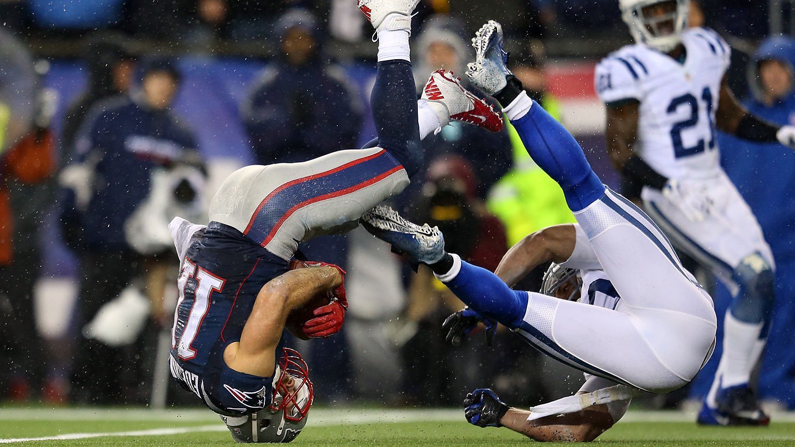 
                <strong>Deflategate</strong><br>
                Der bekannteste Skandal mit Patriots-Beteiligung datiert vom 18. Januar 2015. Während des AFC Championship Games gegen die Indianapolis Colts, das mit 45:7 endete, waren den Messungen zufolge elf der zwölf von den "Pats" verwendeten Bälle zu schwach aufgepumpt. Mit hoher Wahrscheinlichkeit kein Zufall. Ungemach drohte deshalb vor allem Tom Brady, der als Mitwisser galt. Was die Sache noch mysteriöser machte: Das als Beweismittel angesehene Telefon des Quarterbacks war nach dessen Angaben zuvor zerstört worden.
              