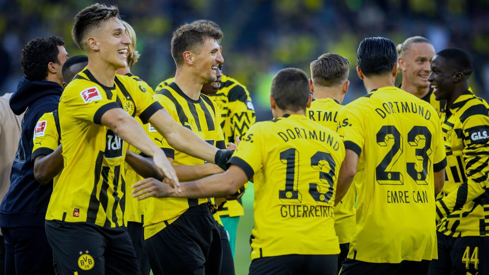 
                <strong>1. Spieltag: Borussia Dortmund stellt neuen Auftaktsieg-Rekord auf</strong><br>
                Borussia Dotmund setzte sich am 1. Spieltag knapp mit 1:0 gegen Bayer Leverkusen durch. Damit bauten die Schwarz-Gelben ihre Erfolgsserie aus. Es war der achte Sieg in Folge der Dortmunder am 1. Spieltag. So eine lange Serie an Siegen an einem 1. Bundesliga-Spieltag kann kein anderes Team aufweisen. (Quelle: optafranz/twitter)
              