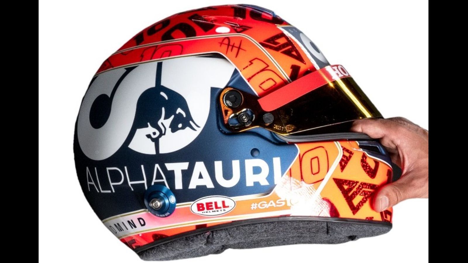 
                <strong>Pierre Gasly (AlphaTauri)</strong><br>
                Während Ricciardo in einem orangefarbenen Auto auf einen blauen Helm vertraut, ist der Helm von Pierre Gasly in einem Weiß-Blauen Auto mehrheitlich Orange. Neben dem Alpha-Tauri-Branding verziert Gaslys Startnummer zehn den Helm.
              