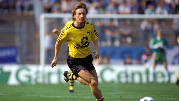 
                <strong>Frank Mill</strong><br>
                Eine der unglaublichsten Szenen liefert Frank Mill im Jahr 1988 bei seinem ersten Spiel für Borussia Dortmund ab. In der Partie gegen Bayern München läuft er unbedrängt auf das leere Tor zu, um den Ball dann an den Pfosten zu setzen.
              
