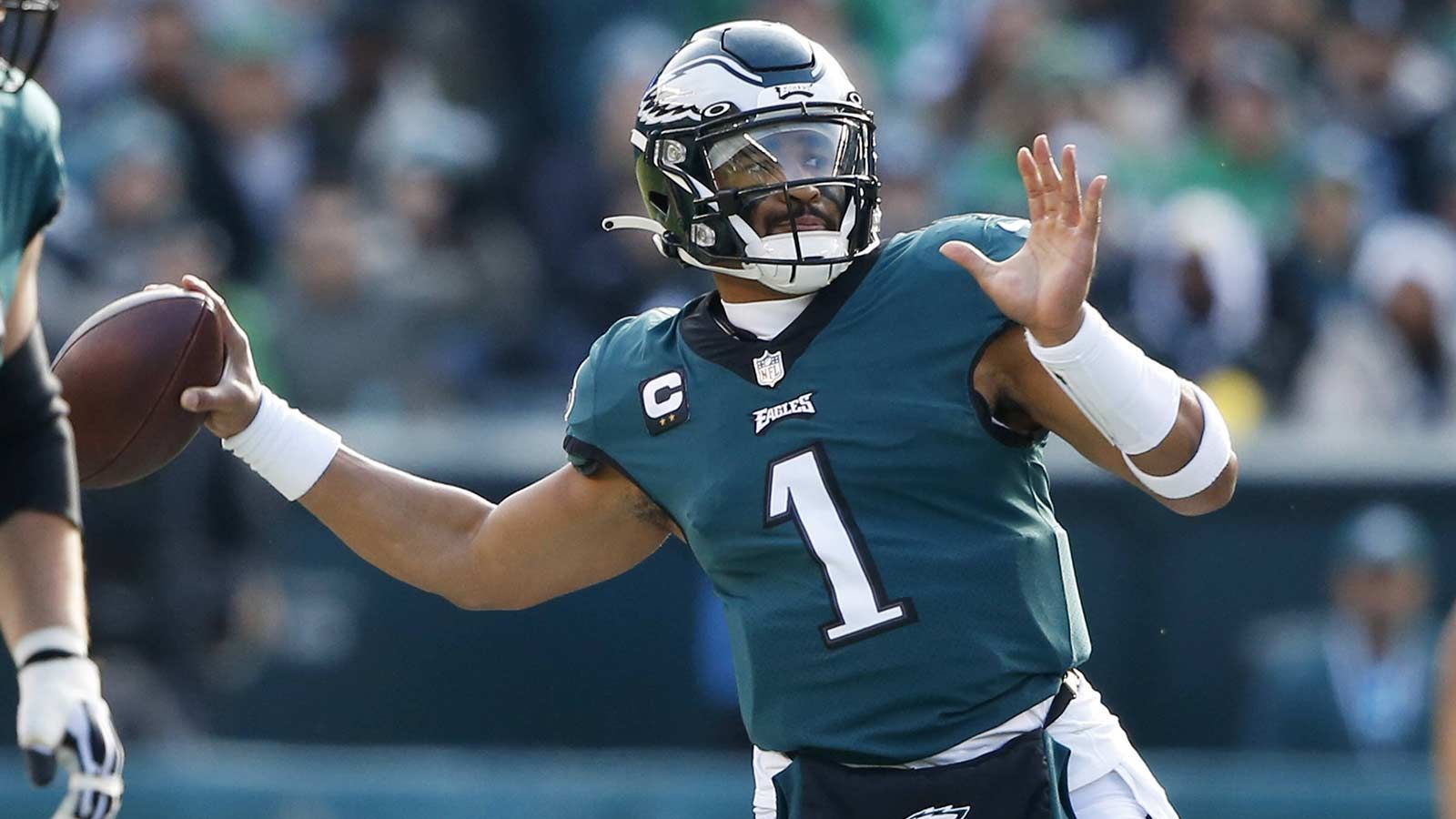 
                <strong>Philadelphia Eagles - Jalen Hurts, Quarterback</strong><br>
                Trotz der überragenden Defense war Jalen Hurts das Gesicht des Super-Bowl-Einzugs der Philadelphia Eagles in der vergangenen Saison. 3701 Passing Yards, 22 Passing Touchdowns dazu 760 Rushing Yards und 13 Endzonen-Besuche auf den eigenen Beinen ließen auch bei den Stimmberechtigten für die individuellen Auszeichnungen die Herzen höher schlagen. Zweiter bei der Wahl zum MVP hinter Patrick Mahomes und ein dritter Platz beim besten Offensiv-Spieler des Jahres sprangen für ihn heraus. Im verlorenen Super Bowl zeigte der 24-Jährige ebenfalls eine starke Leistung und sorgte mit drei erlaufenen Touchdowns für Furore. Die Eagles belohnten die herausragende Spielzeit und seine kontinuierliche Leistungssteigerung mit einem neuen Fünf-Jahres-Vertrag über 255 Millionen Dollar. Auch in der kommenden Saison gilt "Philly" als Super-Bowl-Favorit und das nicht zuletzt wegen Hurts.Honorable Mentions: Wide Receiver DeVonta Smith, Guard Landon Dickerson
              