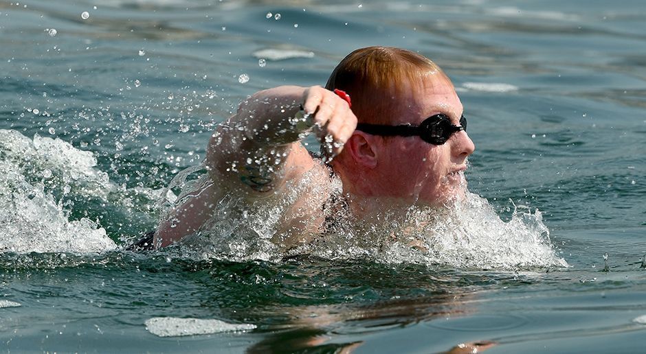 
                <strong>Freiwasserschwimmer</strong><br>
                Freiwasser-Schwimmern ist es während der Zehn-Kilometer-Distanz nicht gestattet, im Wasser zu laufen oder zu springen. Allerdings ist im Regelwerk vermerkt, dass es dem Schwimmer durchaus erlaubt ist, im Wasser zu stehen.
              