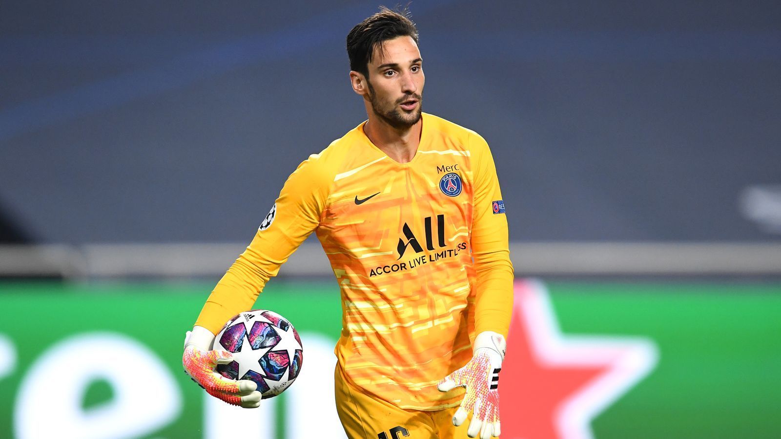 
                <strong>Sergio Rico (Paris St. Germain)</strong><br>
                Bei Paris St. Germain fallen einige Stars der Transfer-Offensive der Franzosen im Sommer 2021 zum Opfer, finden keinen Platz im Champions-League-Aufgebot. Zu diesen Akteuren zählt der spanische Torhüter Sergio Rico, der im Champions-League-Aufgebot sowie auch in den meisten Spielen der bisherigen Saison Neuzugang Gianluigi Donnarumma den Vortritt lassen musste. Der 28-jährige Rico wurde zwar nach der Donnarumma-Verpflichtung mit anderen Klubs in Verbindung gebracht, zu einem Transfer kam es aber nicht und so muss sich der 1,95-Meter-Hüne nun im Keeper-Ranking von PSG erst einmal hinten anstellen. 
              