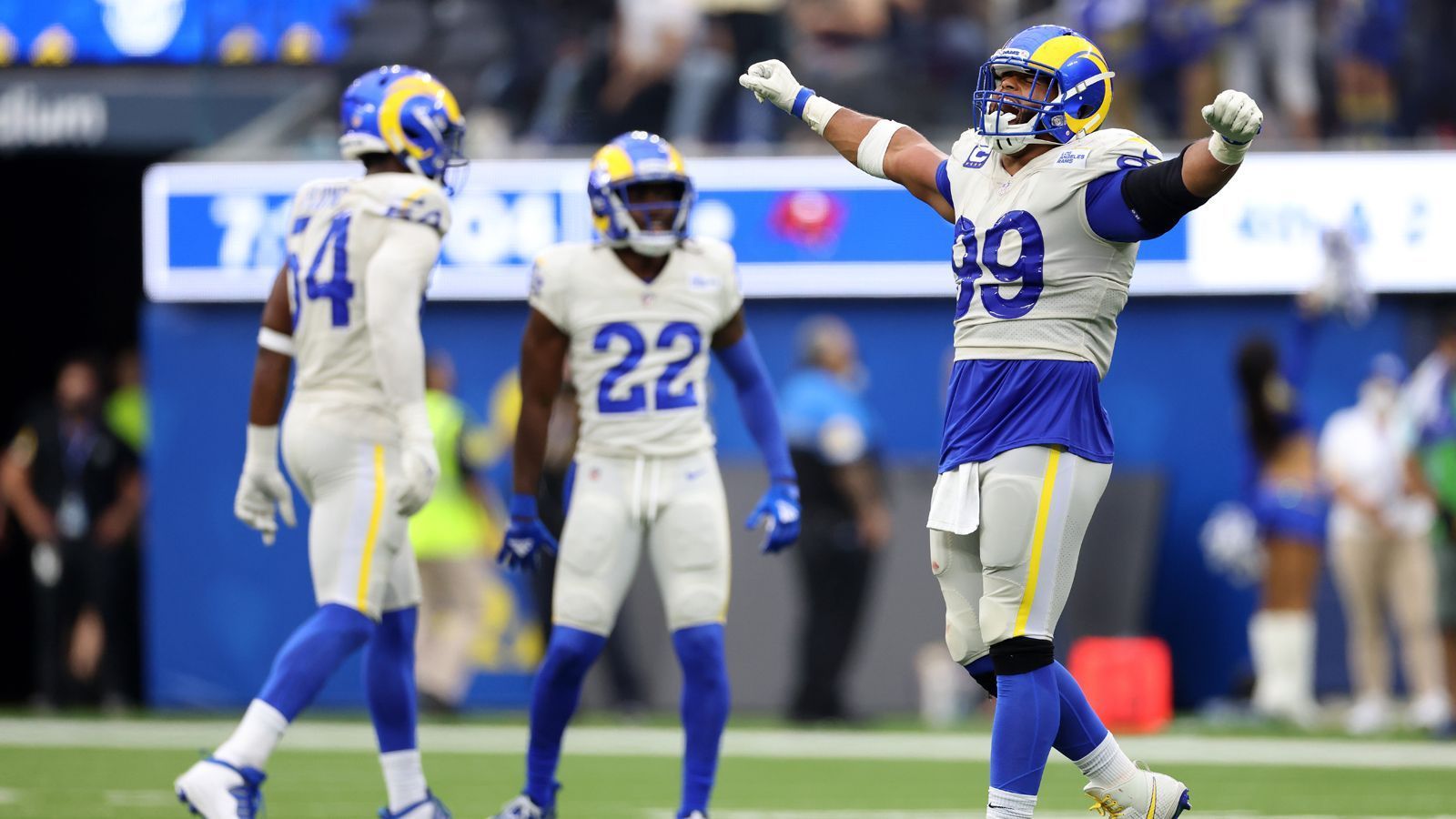 
                <strong>Die Defensive</strong><br>
                Die Defensive ist das Prunkstück der L.A. Rams. Mit Defensive Tackle Aaron Donald und Cornerback Jalen Ramsey haben die Rams zwei der besten Defensivspieler der Liga in ihren Reihen, dazu verpflichteten sie während der Saison noch Von Miller von den Denver Broncos. Dieser ist ebenfalls ein exzellenter Pass Rusher und macht die Defensive der Rams noch einmal gefährlicher. Dazu ließen die Kalifornier die zweitwenigsten Touchdowns zu und sicherten sich die drittmeisten Interceptions in der regulären Saison. Auch im Super Bowl wird es auf die Defensive ankommen, wenn die Bengals mit ihrer explosiven Offensive gestoppt werden sollen. 
              