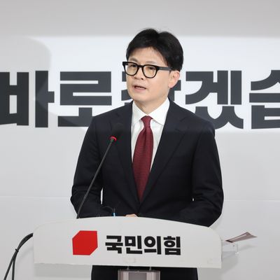Südkoreas Regierungspartei-Chef Han ist nun doch für die Amtsenthebung von Präsident Yoon.