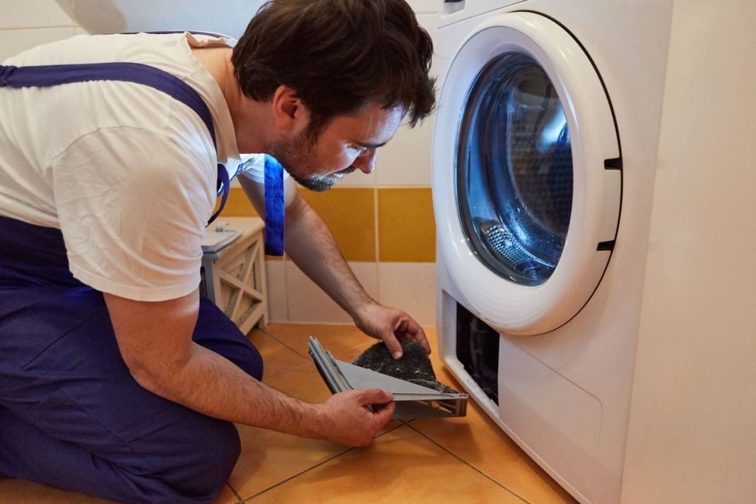 Lies unbedingt die Bedienungs-Anleitung von deiner Waschmaschine durch, bevor du die Klappe zum Flusenfilter öffnest. Verwende kein scharfes Messer, da die Waschmaschine so beschädigt werden könnte.