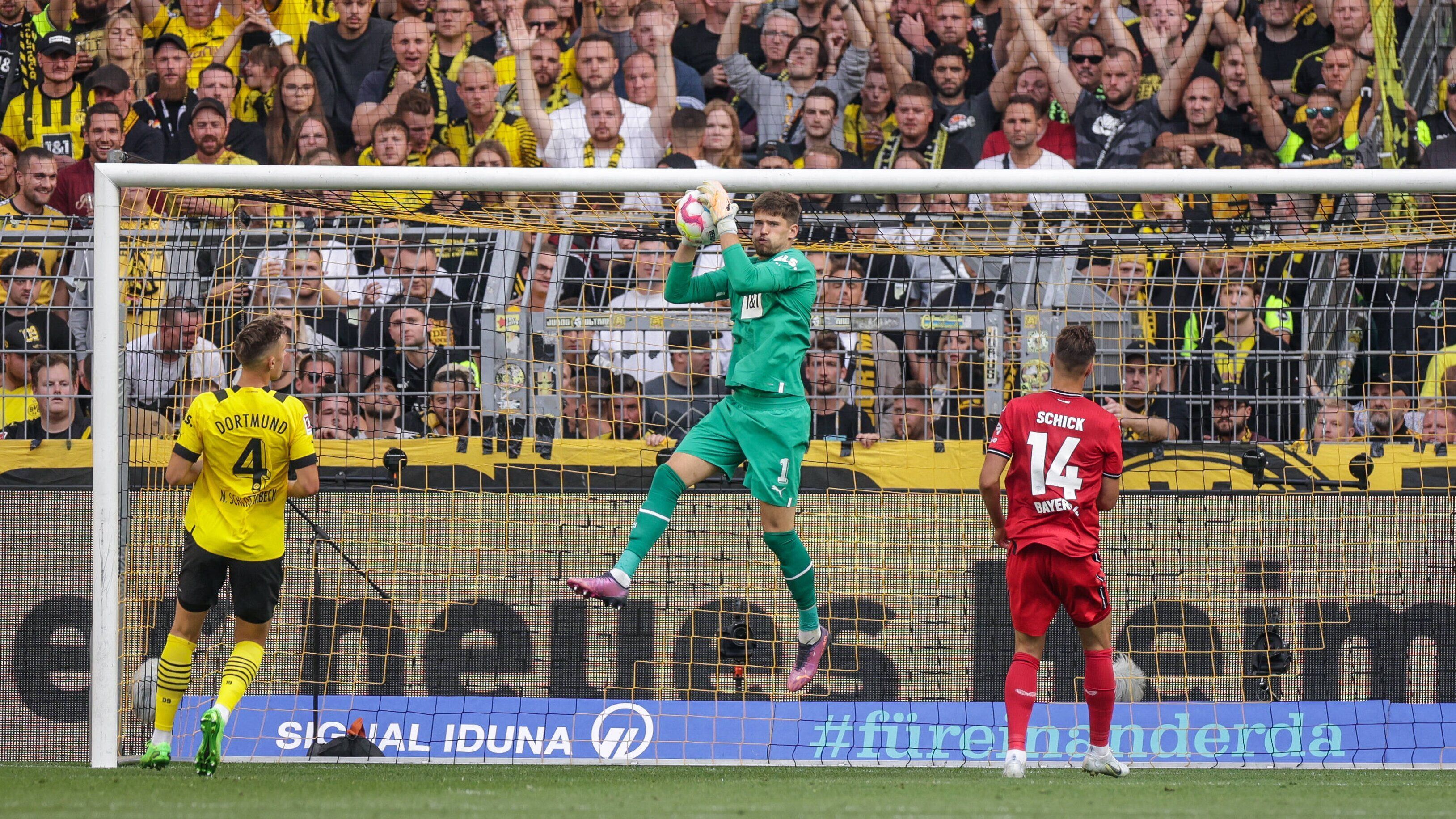 
                <strong>Gregor Kobel</strong><br>
                Muss in der ersten Halbzeit quasi nicht eingreifen, wirkt ab und zu unsicher, wenn er angelaufen wird. Wird im zweiten Durchgang aber zum Matchwinner der Dortmunder, pariert mehrfach weltklasse gegen Patrik Schick auf der Linie. Hält den Sieg des BVB im wahrsten Sinne des Wortes fest. ran-Note: 1
              