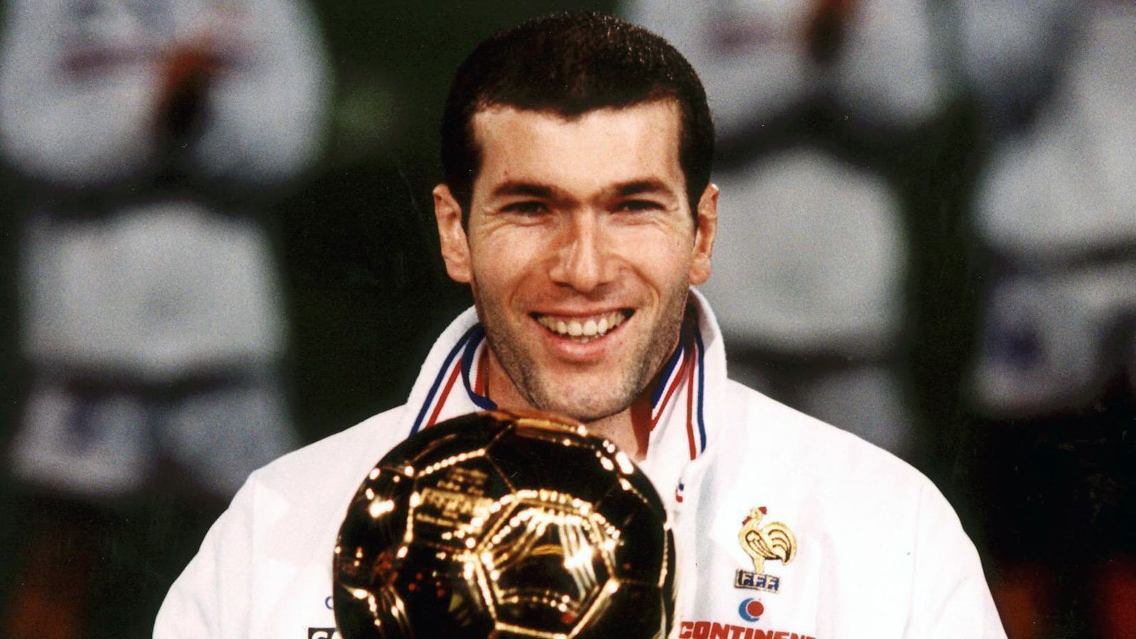 
                <strong>Zinedine Zidane (1998)</strong><br>
                Im Vorjahr noch auf Platz 3, schnappte sich der Franzose Zinedine Zidane 1998 als frischgebackener Weltmeister den Ballon d'Or. Zu diesem Zeitpunkt glänzte der Nationalspieler auf Klubebene für Juventus Turin und verwies bei der Weltfußballer-Wahl Luis Figo und Rivaldo auf die Plätze 2 bzw. 3. 
              