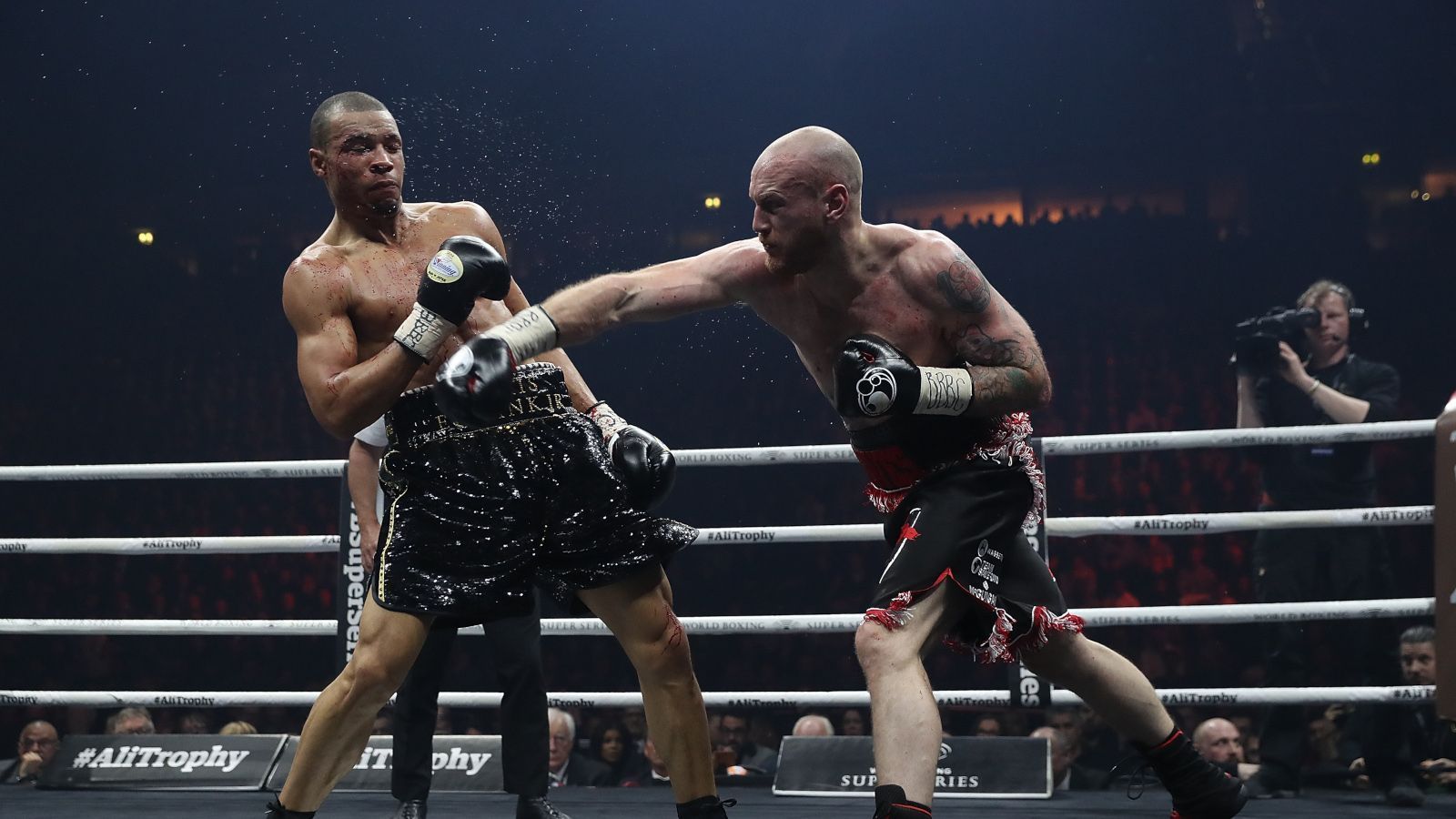 
                <strong>George Groves vs. Chris Eubank Jr.</strong><br>
                Im Halbfinale traf er am 17. Februar im britischen Superfight auf Chris Eubank Jr. Und wie es sich gehört, feuerten die beiden bereits im Vorfeld zahlreiche Giftpfeile hin und her. Im Ring gab dann nur noch Groves den Ton an. Jedoch wurde der Sieg nach harter Ringschlacht teuer erkauft. In den letzten Runden verletzte sich Groves schwer an der Schulter und musste im Anschluss monatelang pausieren. Jetzt ist der 30-Jährige wieder fit und bereit, sich gegen Callum Smith die Ali Trophy zu holen (am 28.09. ab 19 Uhr live auf ranFIGHTING.de).
              