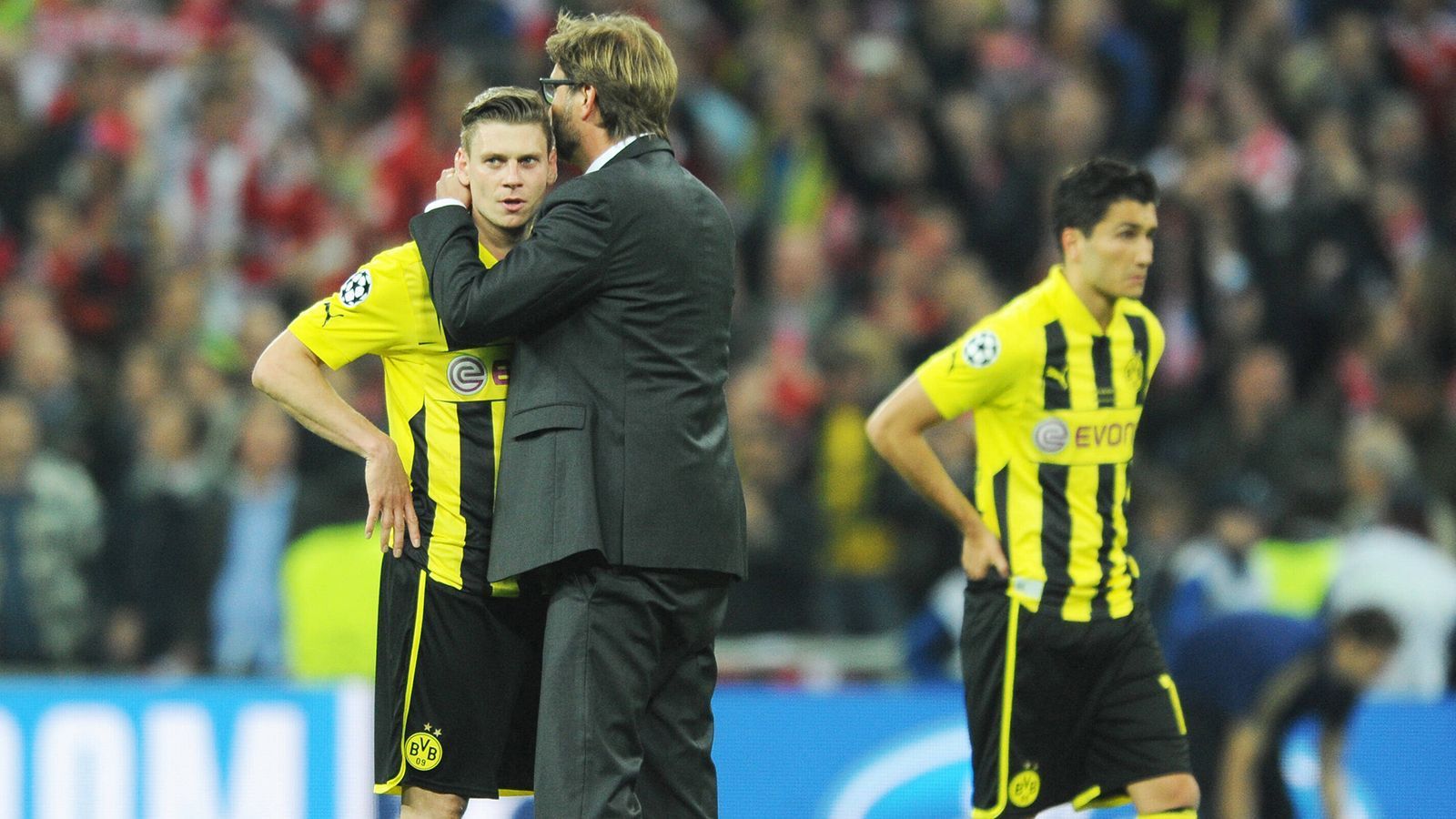 
                <strong>25. Mai 2013: Die Schmach von Wembley</strong><br>
                Es ist bis heute das größte Spiel, dass Piszczek je spielte und wird es wohl auch immer bleiben. Doch zu einer großen Sportlerkarriere gehören immer auch große Enttäuschungen und Niederlagen. Der Pole erlebte seine größte im Champions-League-Finale bei der 1:2-Niederlage gegen die Bayern im Londoner Wembley Stadion. 
              