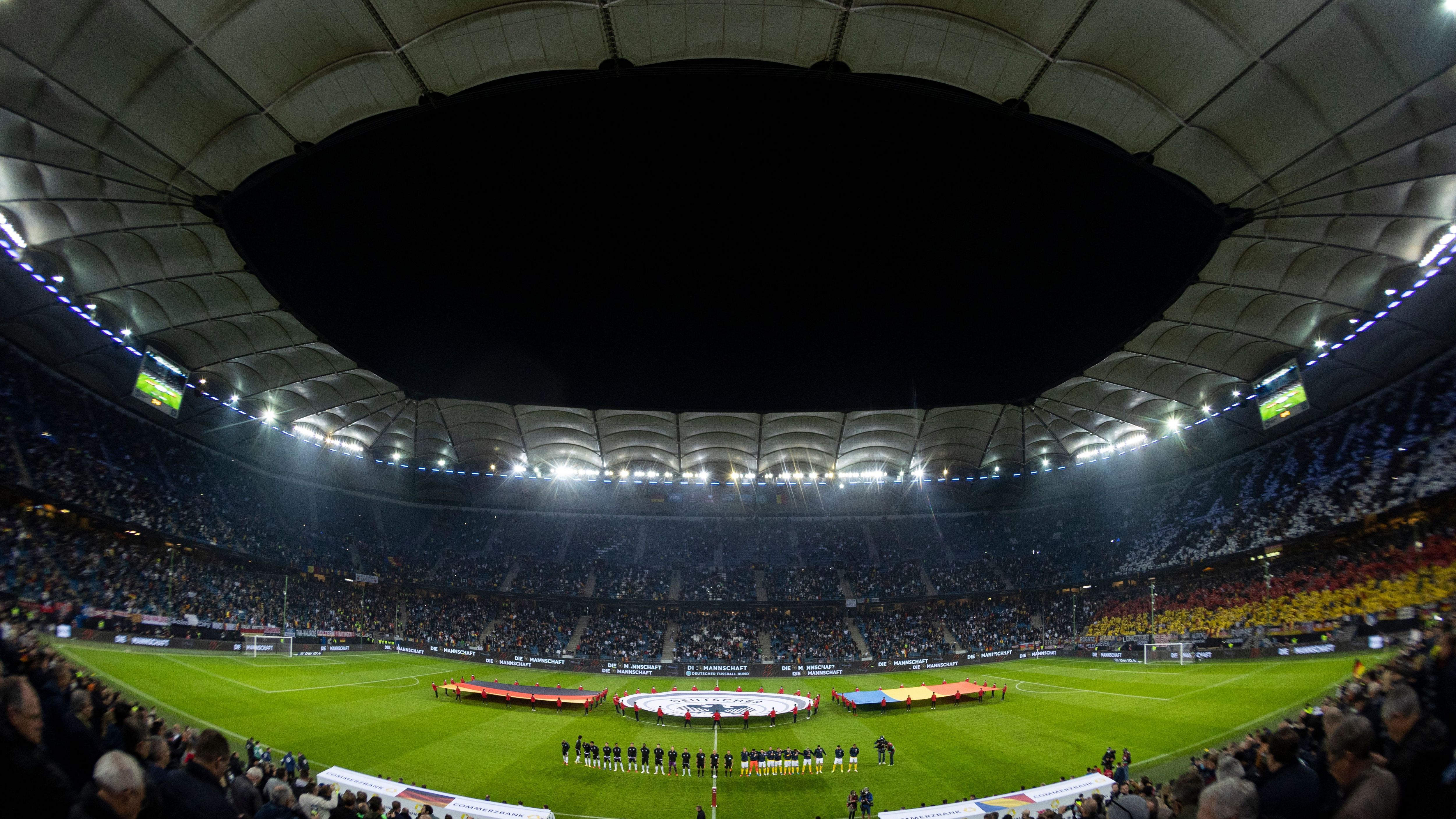 <strong>Volksparkstadion (Hamburg)</strong><br>• Heimverein: Hamburger SV, in der Champions League: Schachtar Donezk<br>• Fassungsvermögen: 51.500 Plätze<br>• Eröffnet: 1953 (letzte Renovierung: 2000)