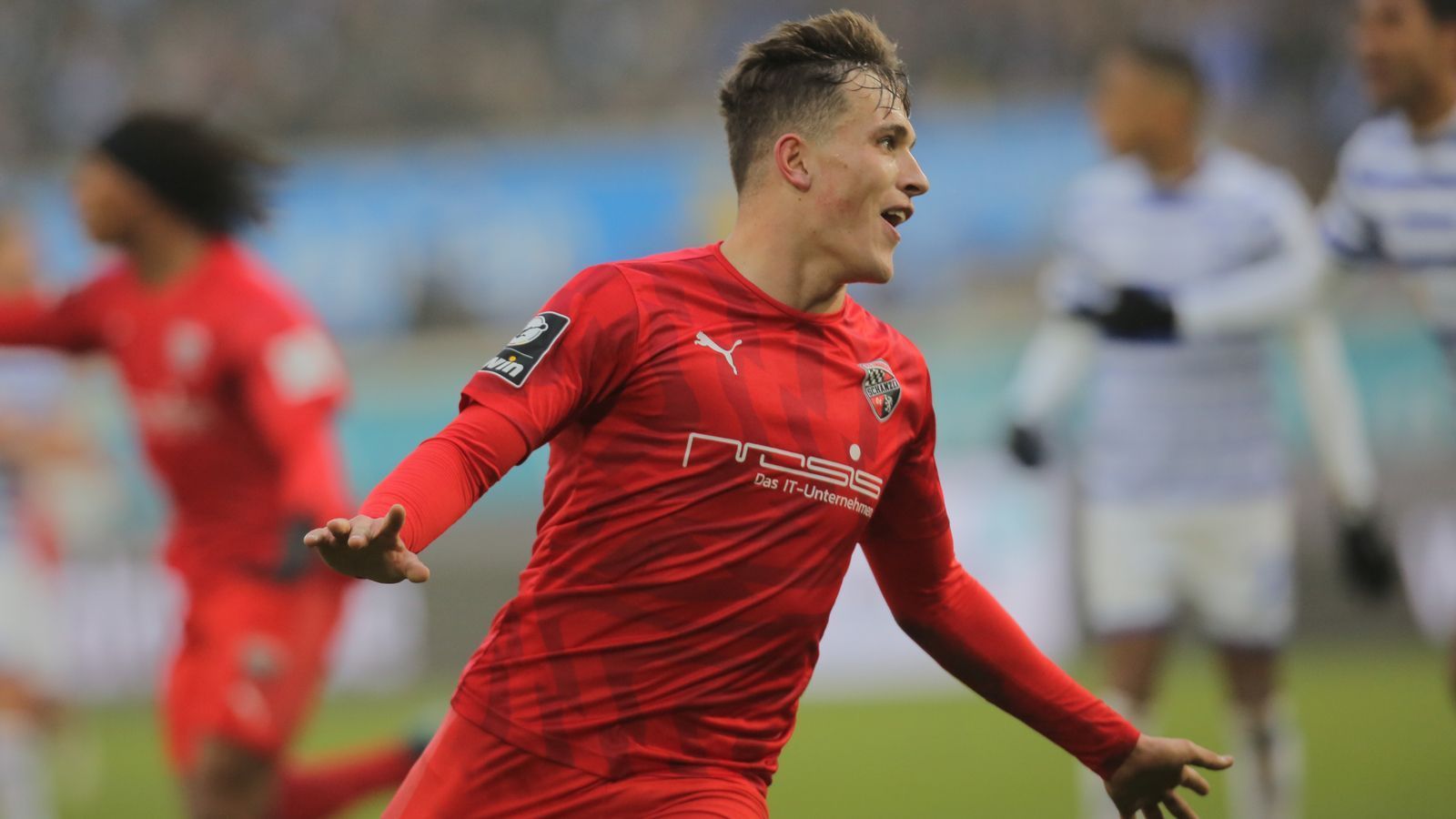 
                <strong>Wer steigt auf? Ingolstadt winkt die Relegation</strong><br>
                ... der FC Ingolstadt (60 Punkte, +19 Tore), derzeit auf Rang 4, zeitgleich bei 1860 München (58 Punkte, +11 Tore) nicht gewinnt. Dem Team von Thomas Oral genügt bei den Löwen ein Sieg in jedem Fall für die Relegation gegen den 1. FC Nürnberg. Bei einer Niederlage bleibt der FCI drittklassig, dann zieht (zumindest mal) der TSV 1860 vorbei. Bei einem Unentschieden kommt es auf die anderen Verfolger an ...
              