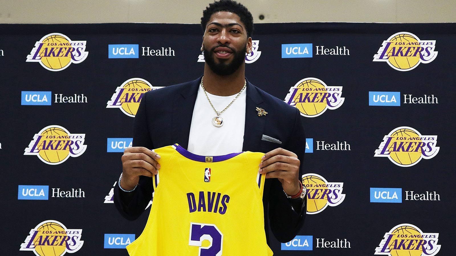 
                <strong>Anthony Davis</strong><br>
                Aktueller Verein: Los Angeles LakersPunkte pro Spiel: 23.7All-Star-Nominierungen: 6
              
